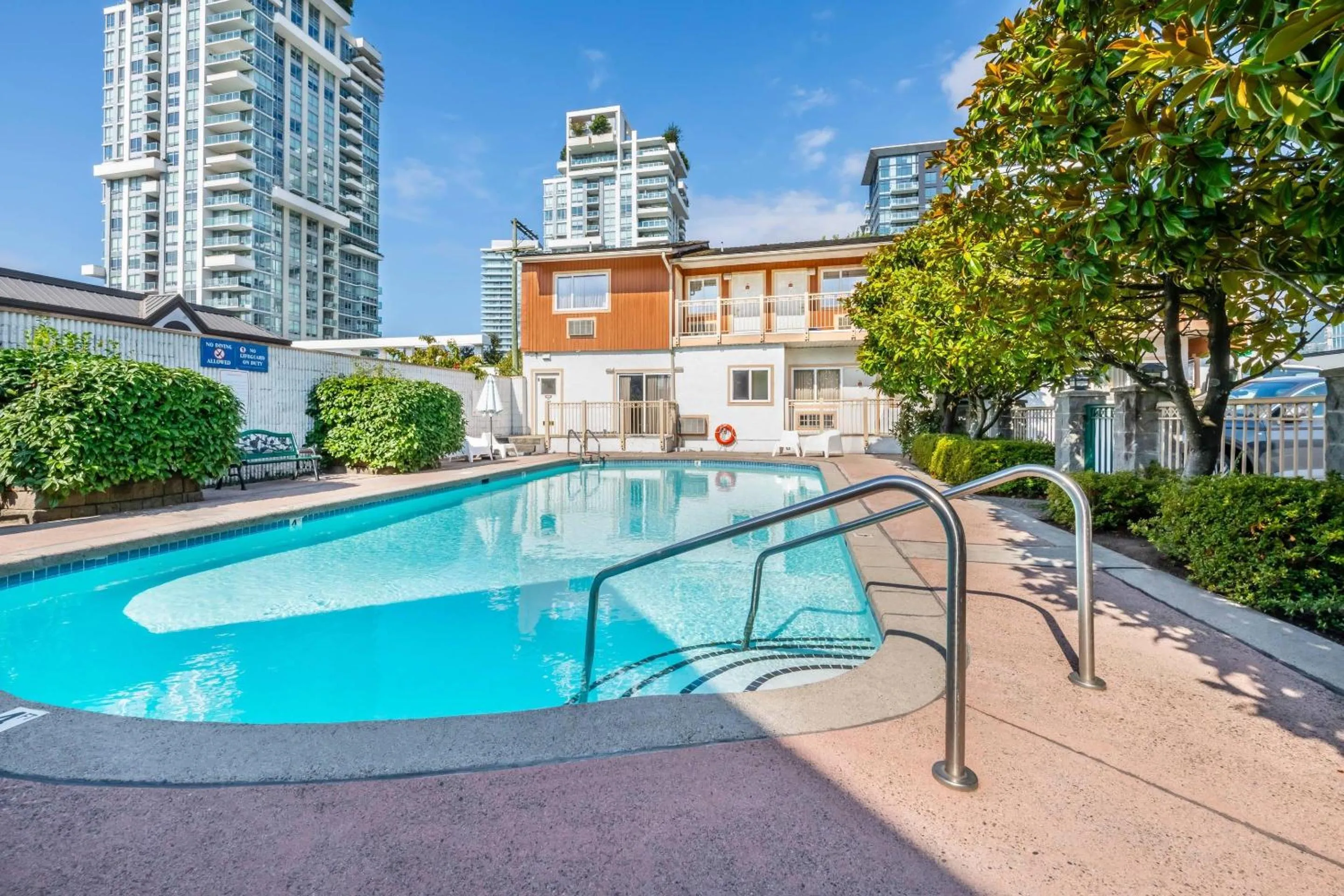 Swimming pool in Econo Lodge Inn & Suites