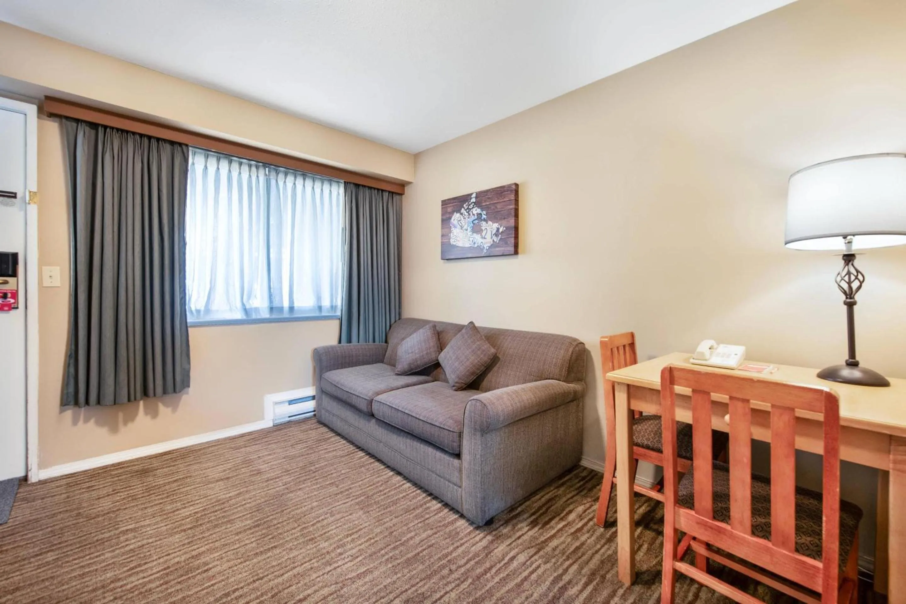 Bedroom in Econo Lodge Inn & Suites