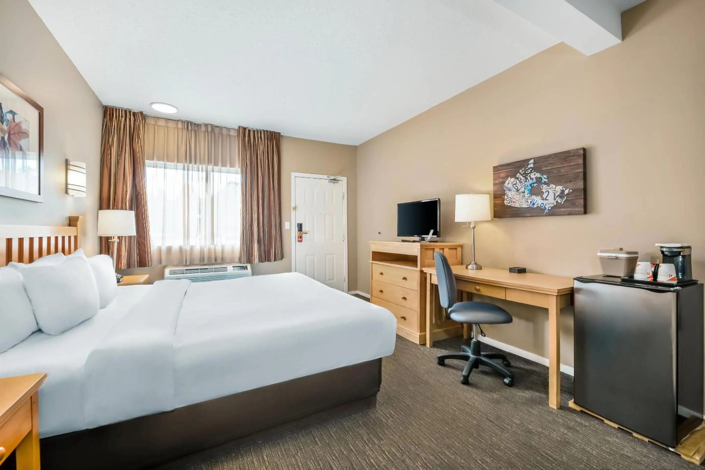 Bedroom, Bed in Econo Lodge Inn & Suites