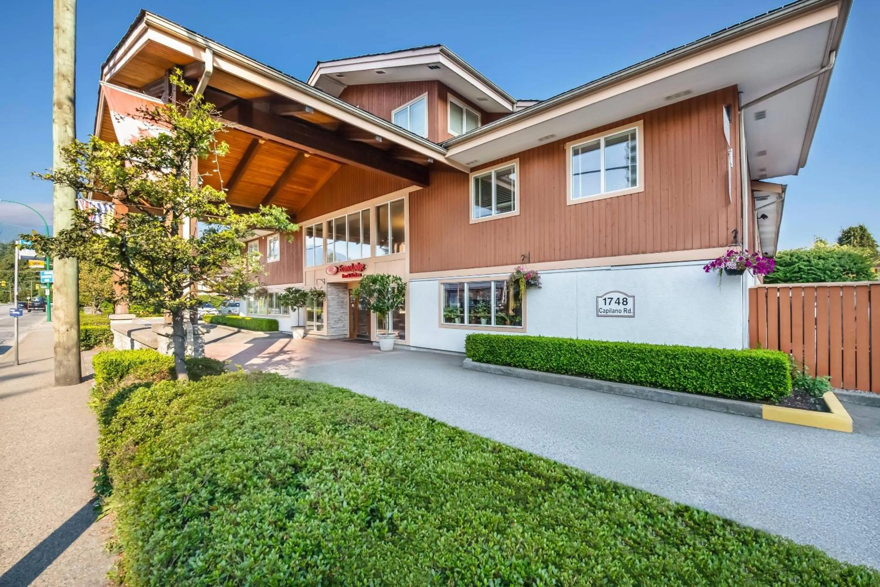 Property building in Econo Lodge Inn & Suites