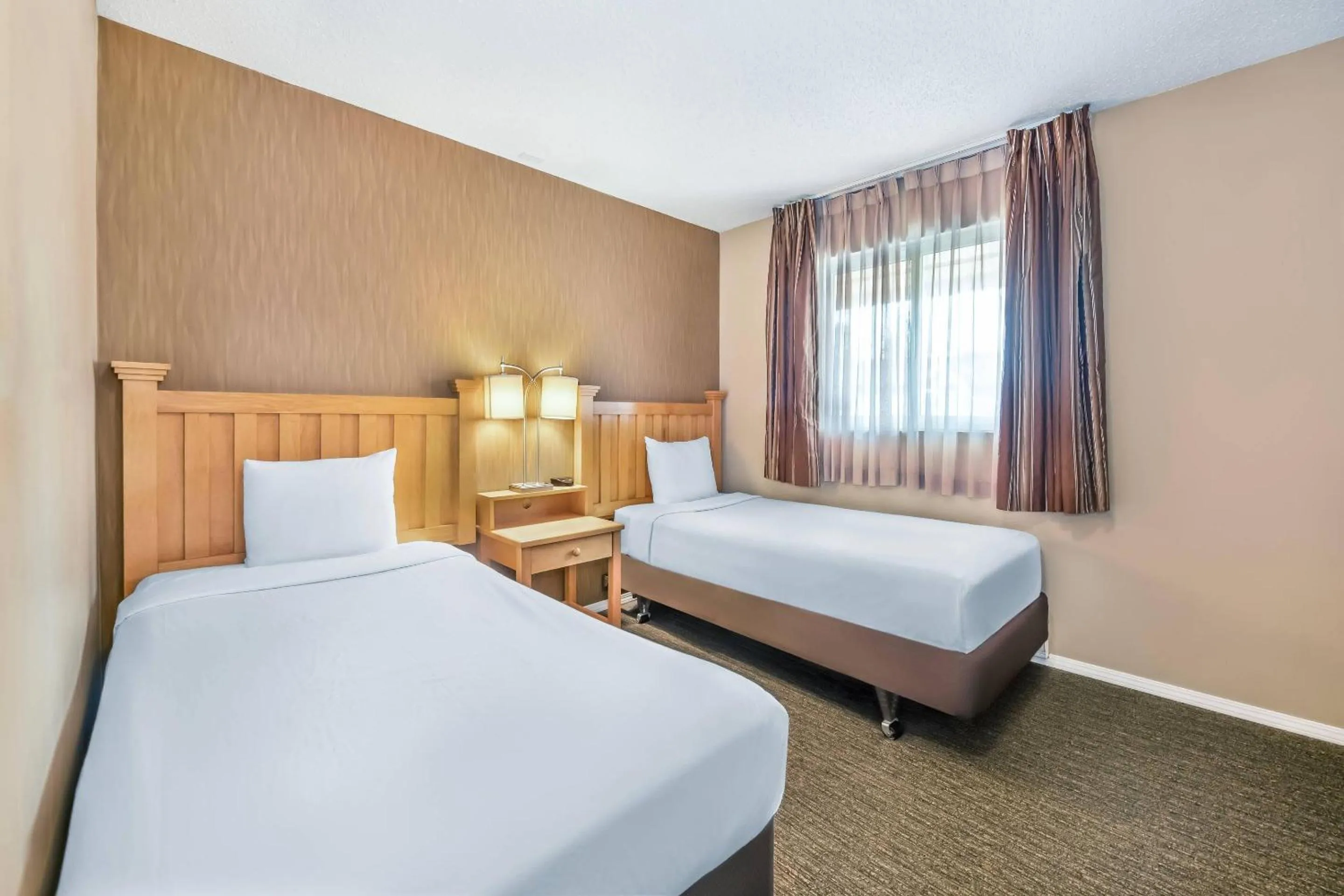Bedroom, Bed in Econo Lodge Inn & Suites