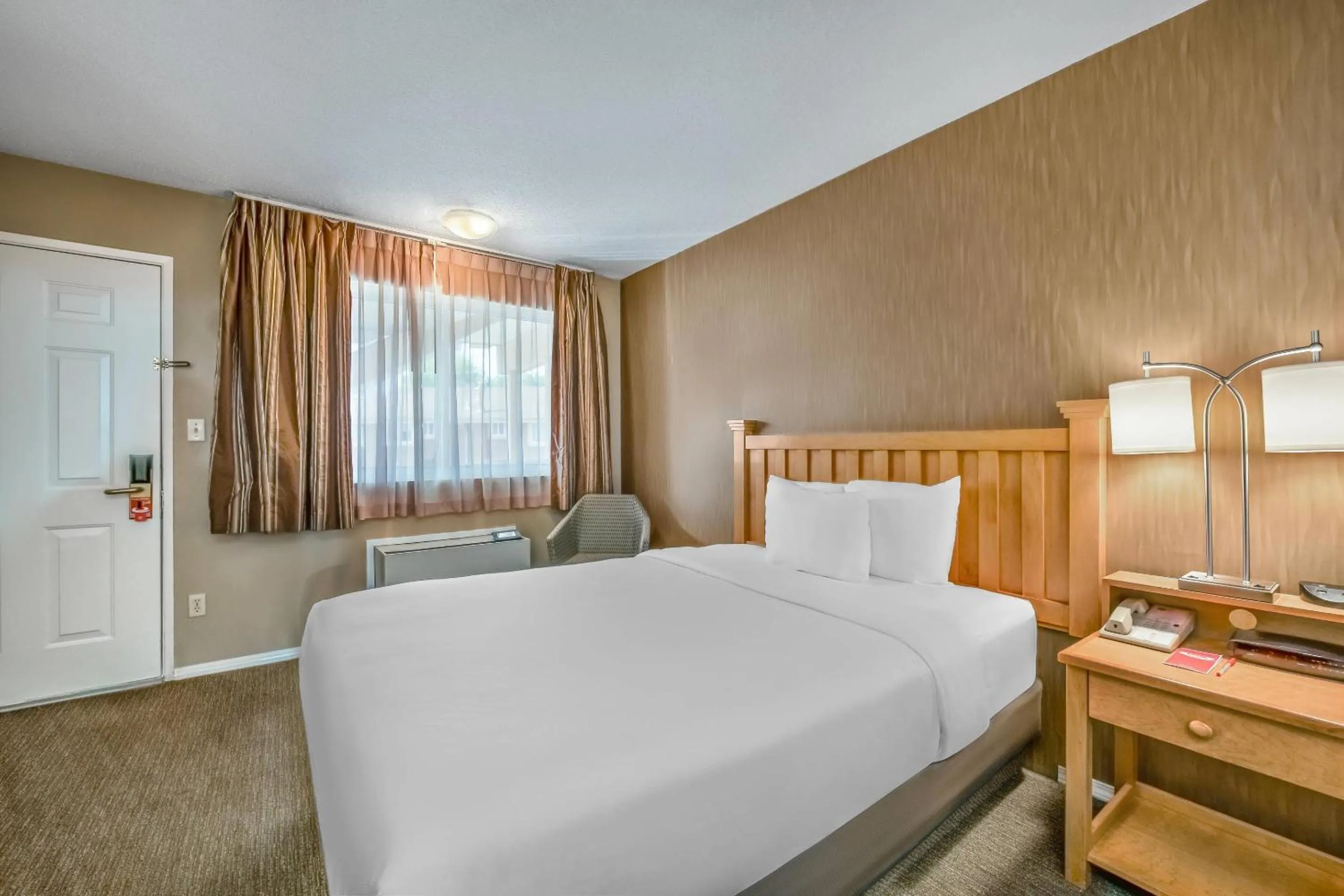 Bedroom, Bed in Econo Lodge Inn & Suites