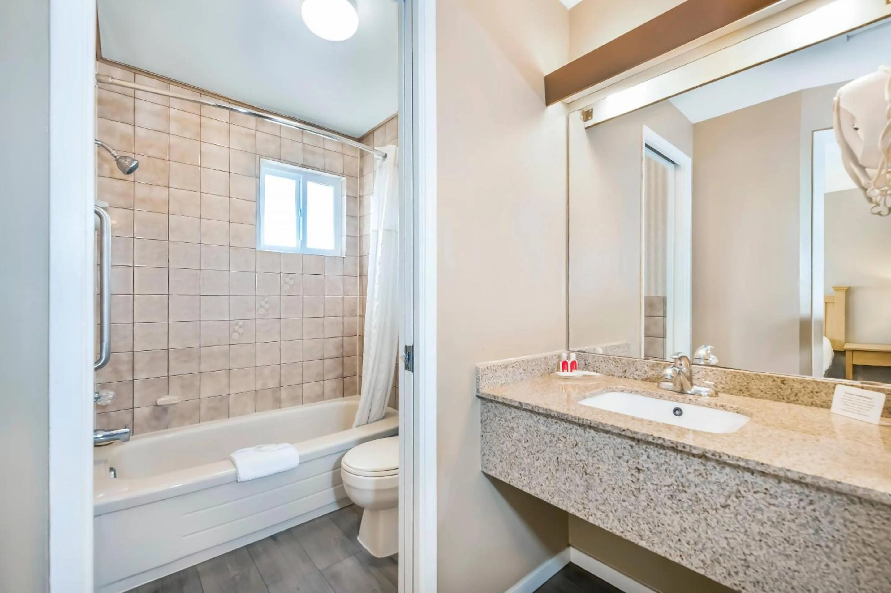 Bedroom in Econo Lodge Inn & Suites