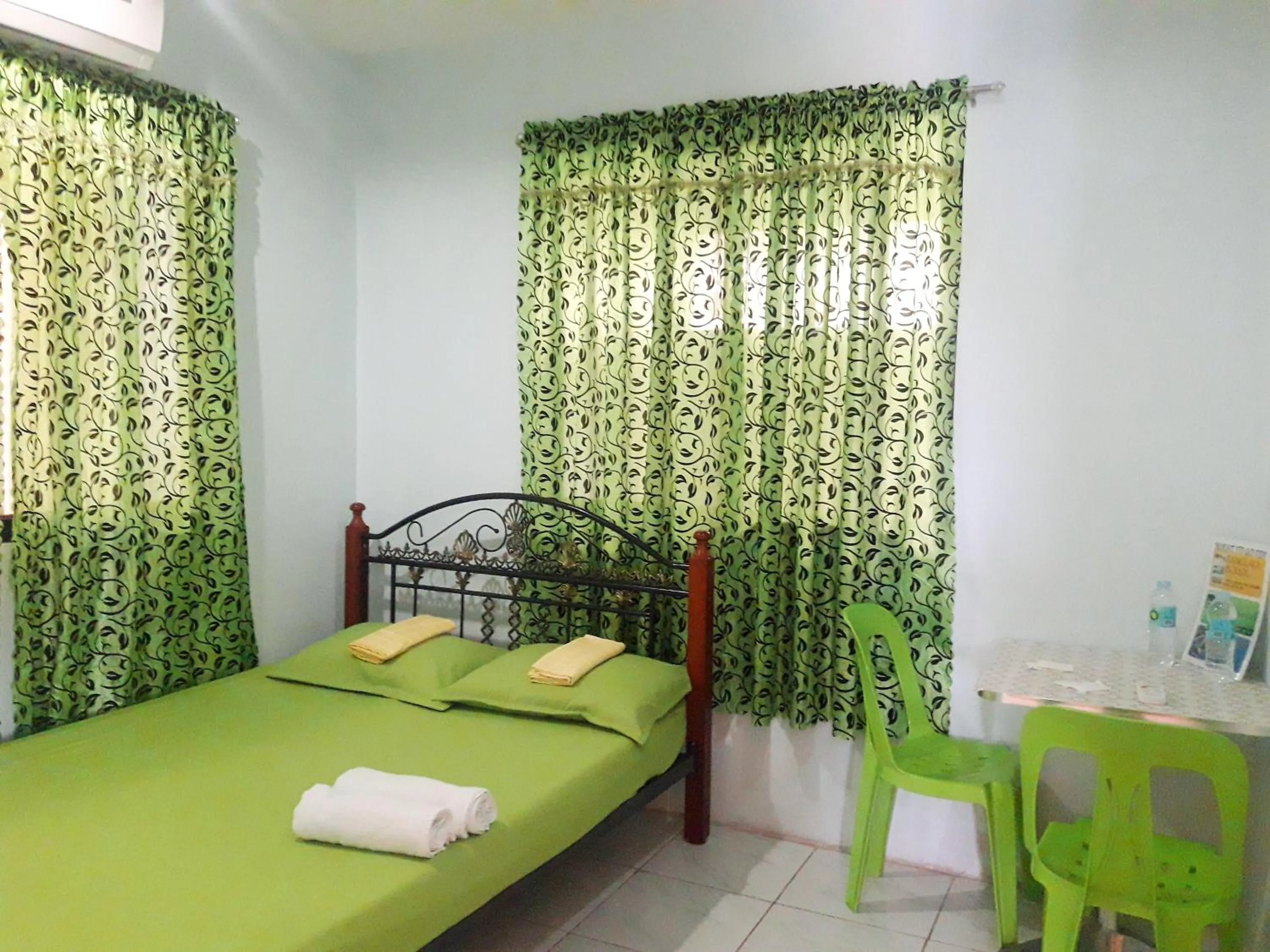 Photo of the whole room, Bed in D downhill'Place