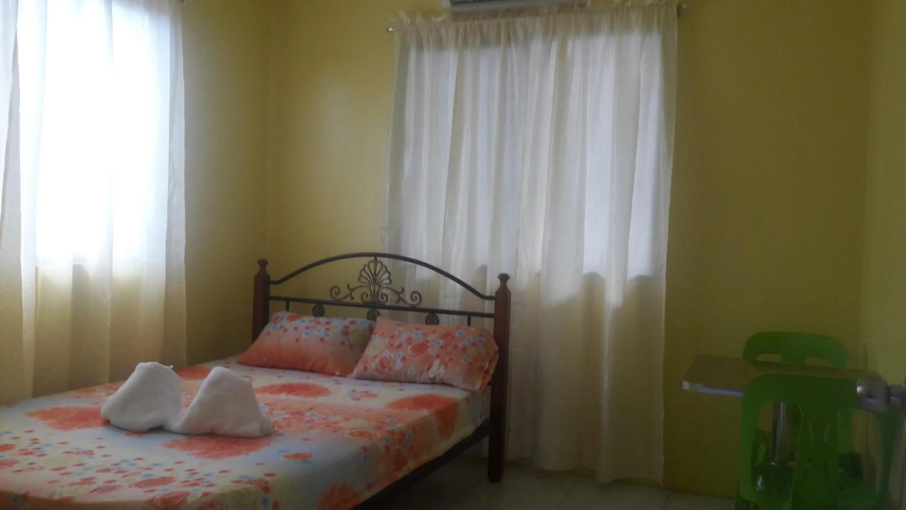 Photo of the whole room, Bed in D downhill'Place