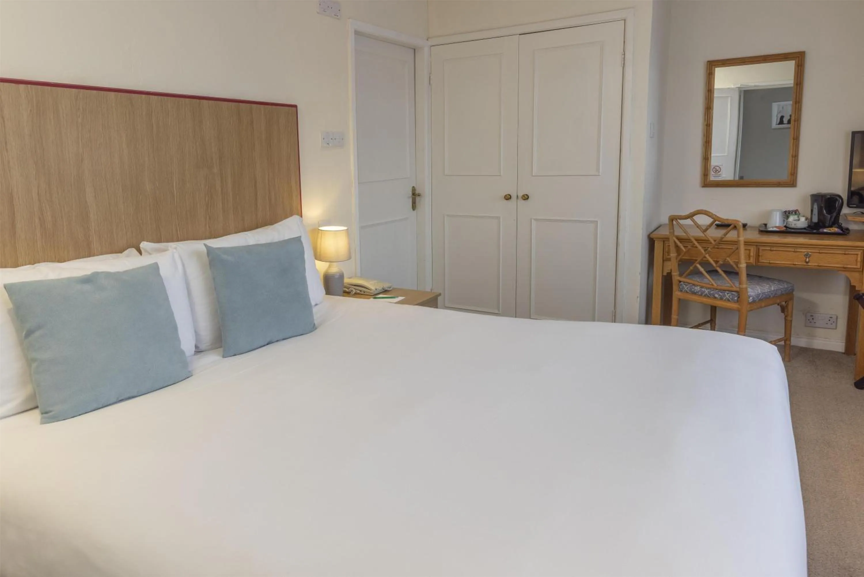 Bedroom, Bed in Kings Court Hotel Alcester, BW Signature Collection