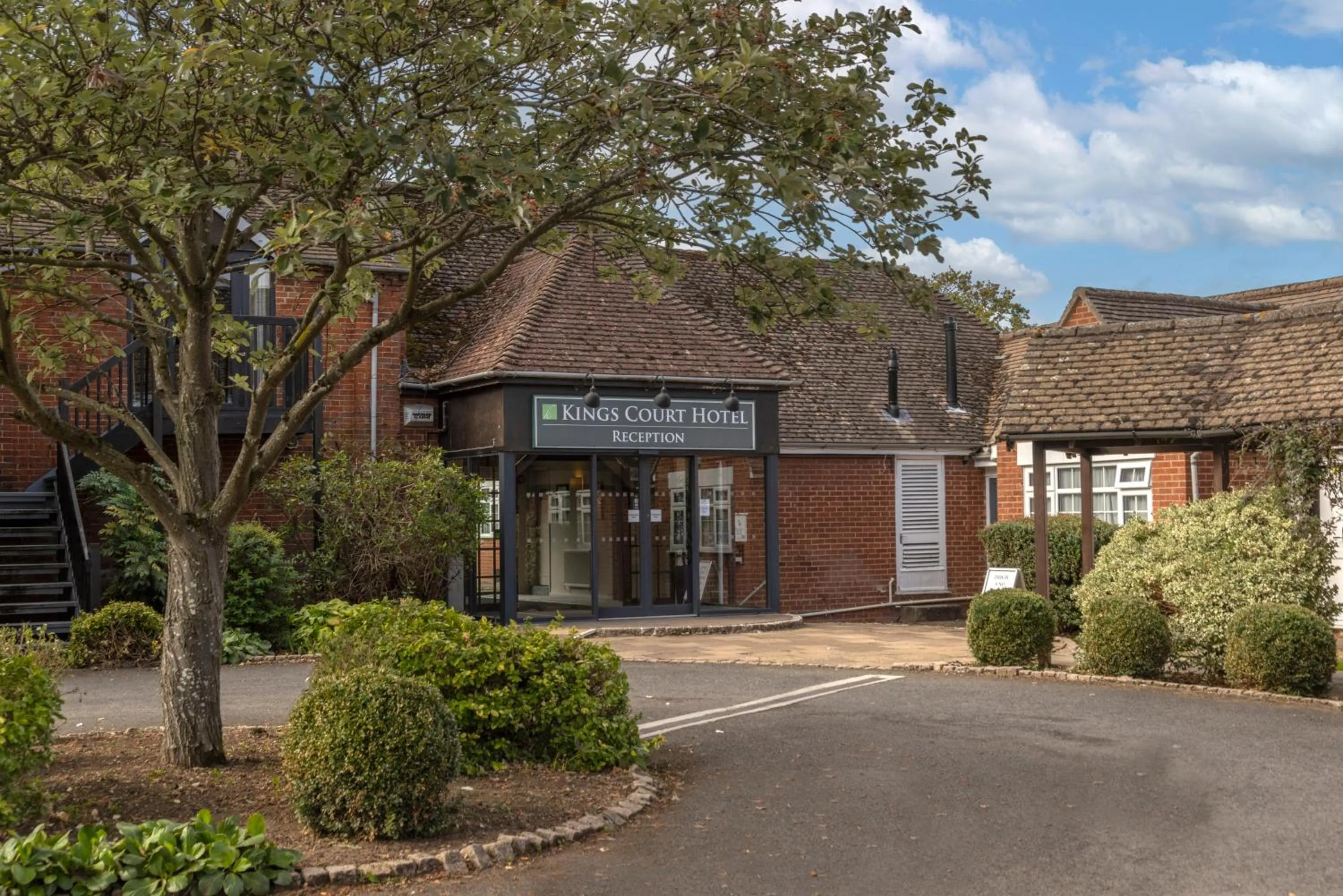 Facade/entrance in Kings Court Hotel Alcester, BW Signature Collection