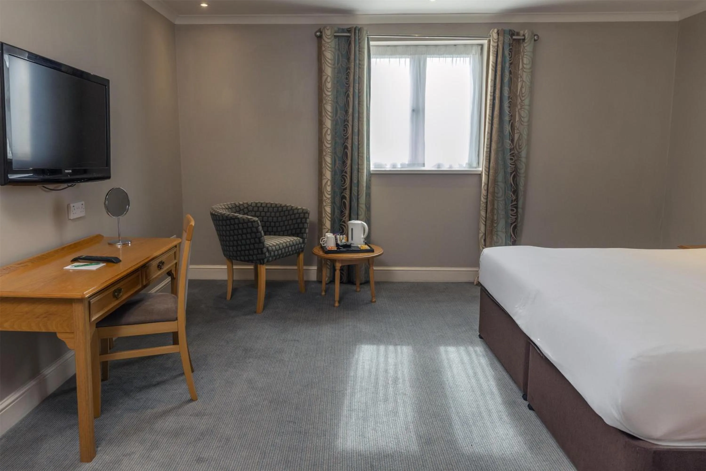 Bedroom, Bed in Kings Court Hotel Alcester, BW Signature Collection