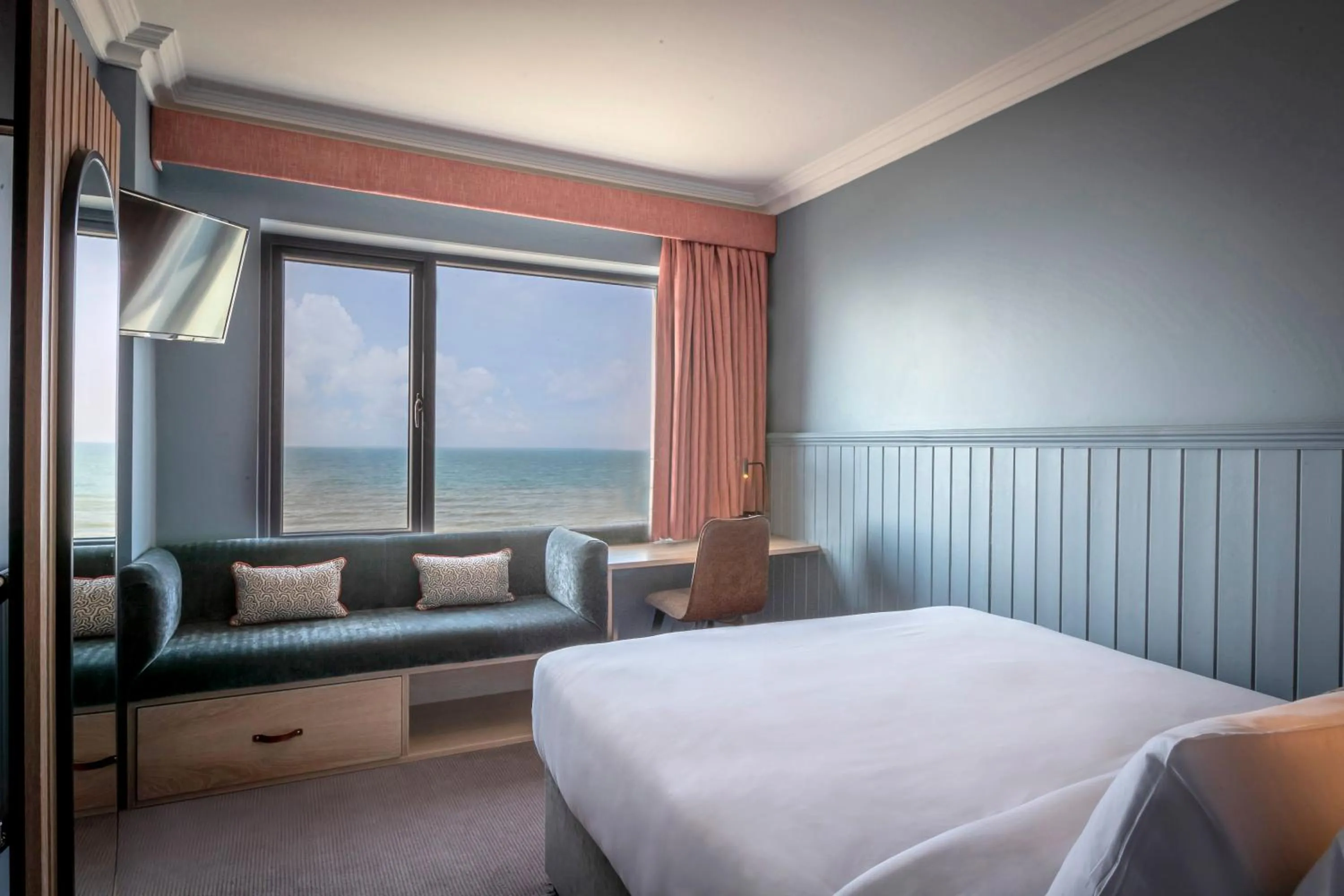 Photo of the whole room, Bed in Shoreline Hotel