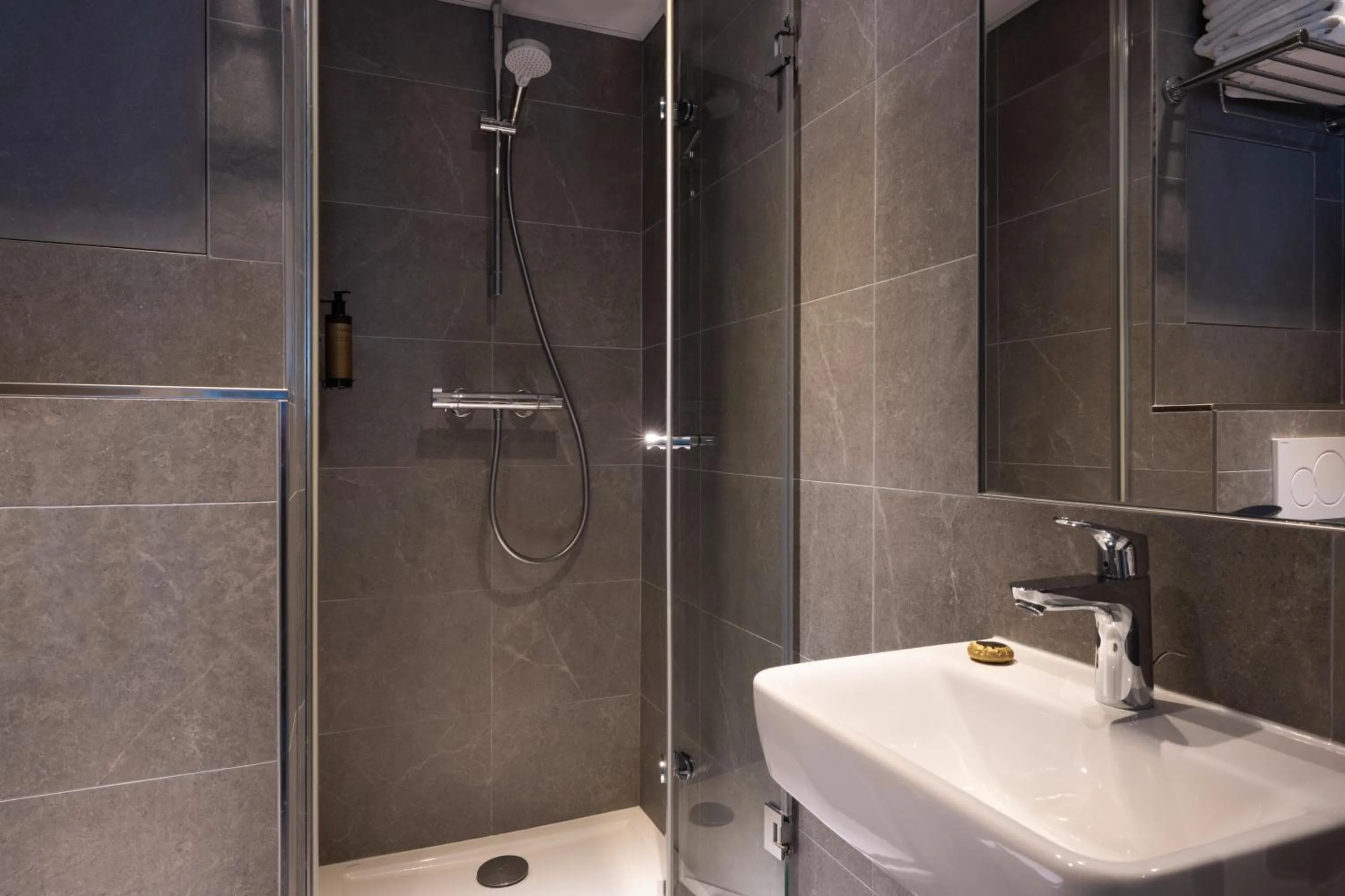 Shower in Hôtel Des Mines