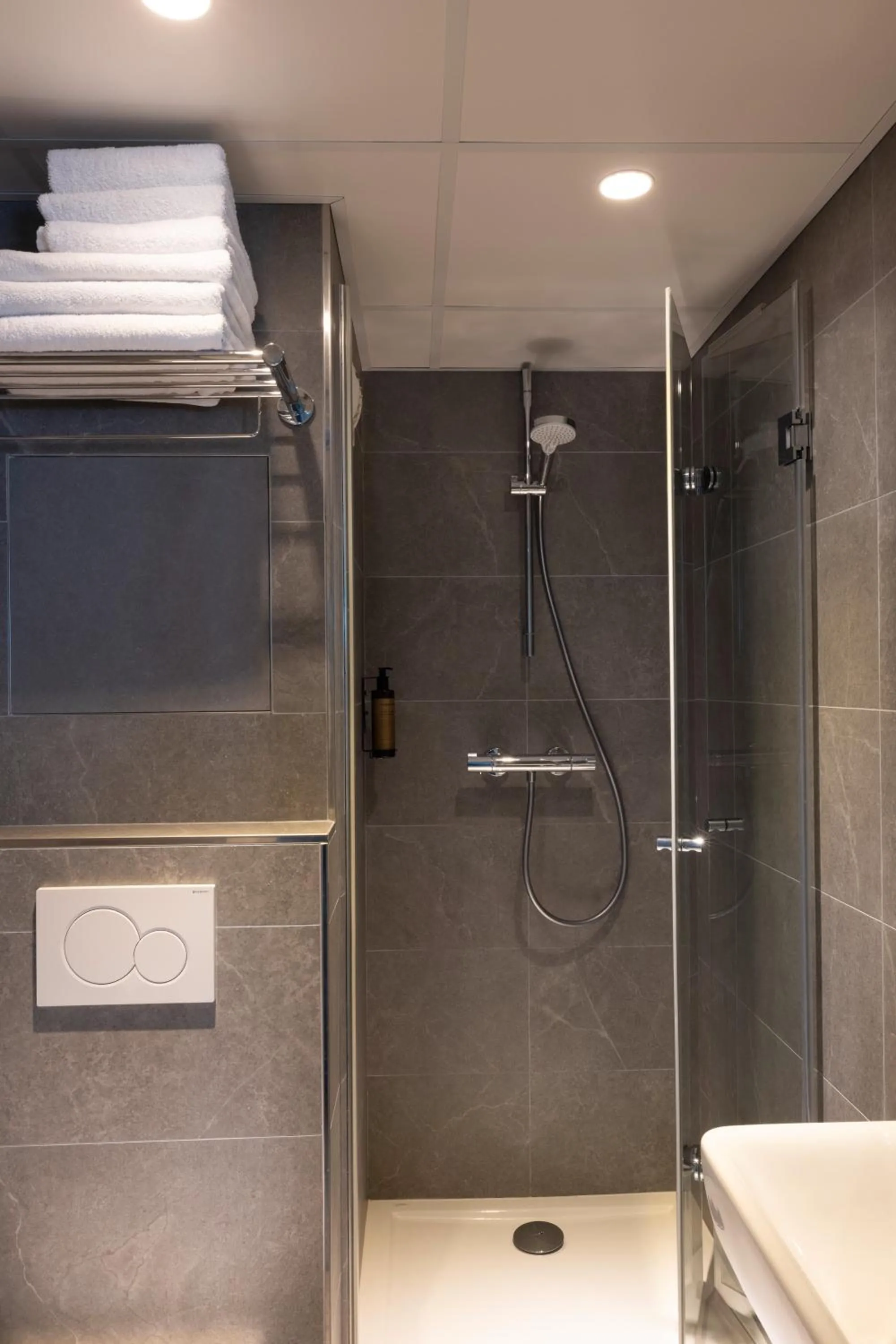 Shower in Hôtel Des Mines