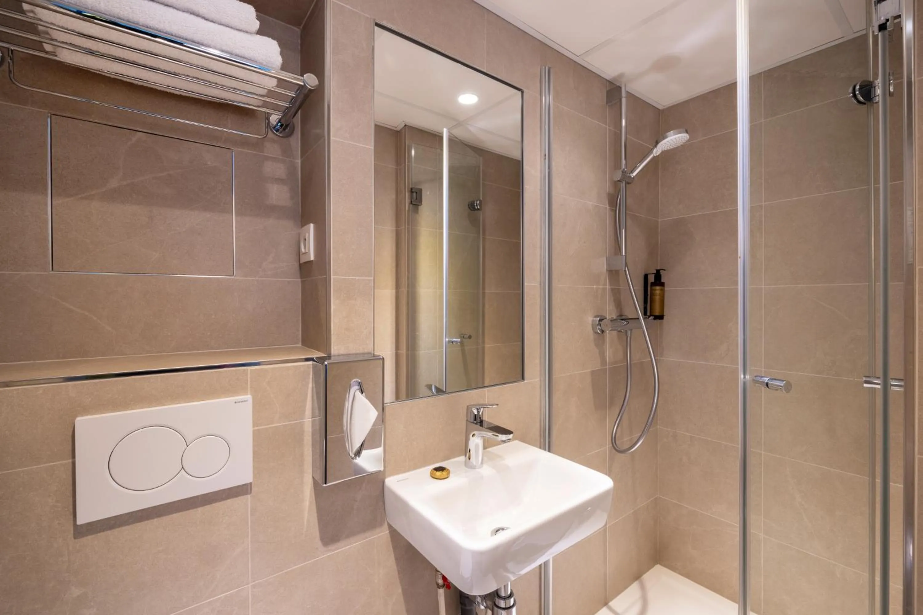 Shower in Hôtel Des Mines