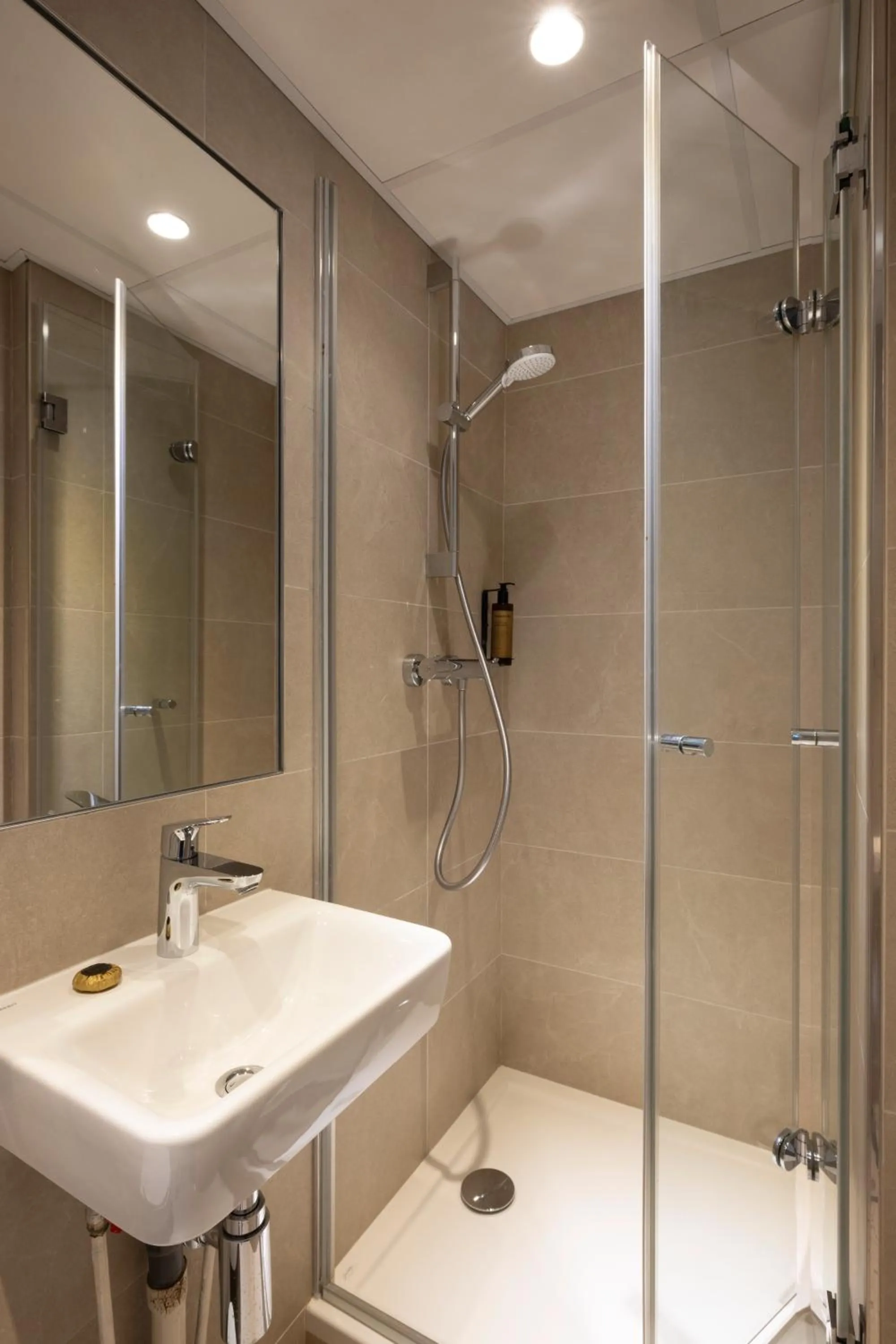 Shower in Hôtel Des Mines