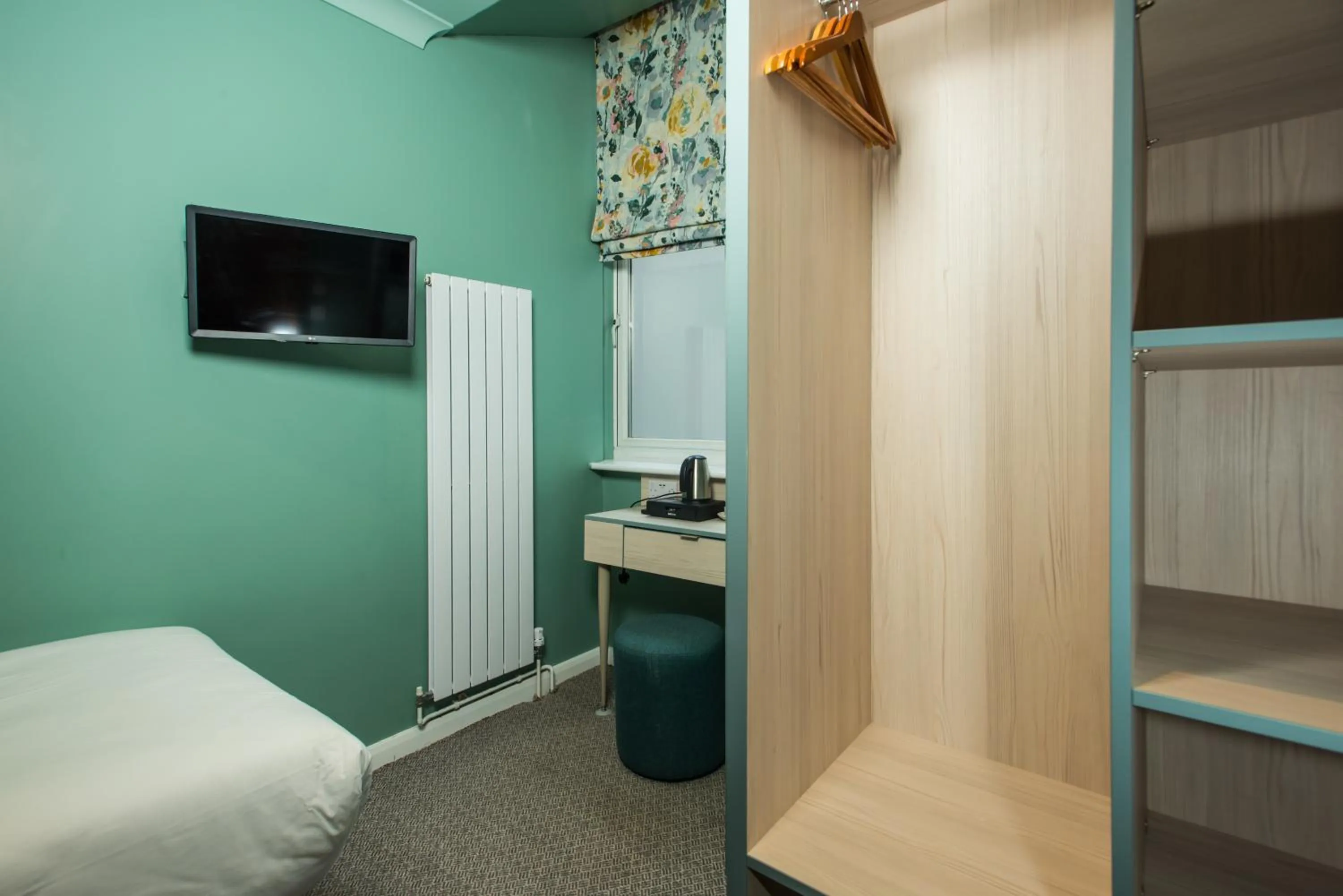 TV and multimedia, Bed in Caring Hotel