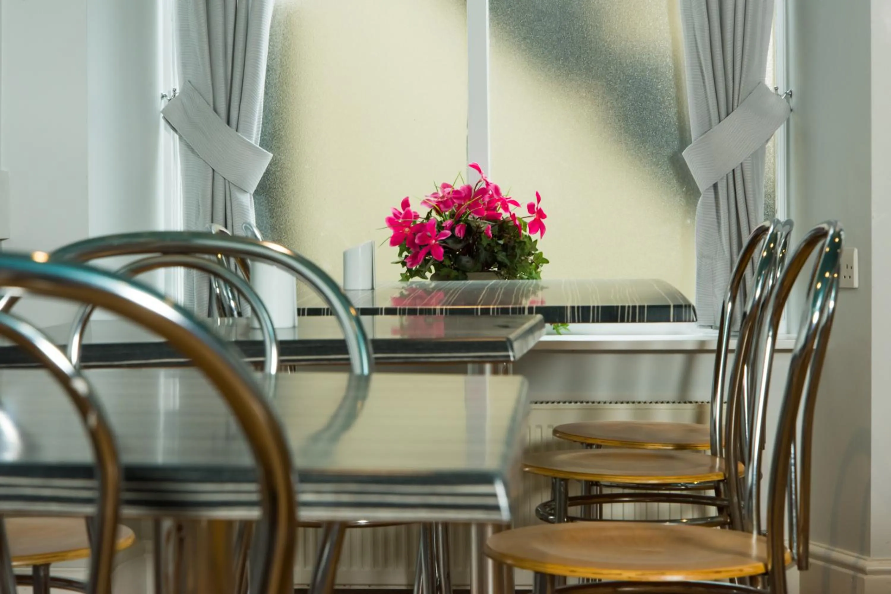 Restaurant/places to eat in Caring Hotel