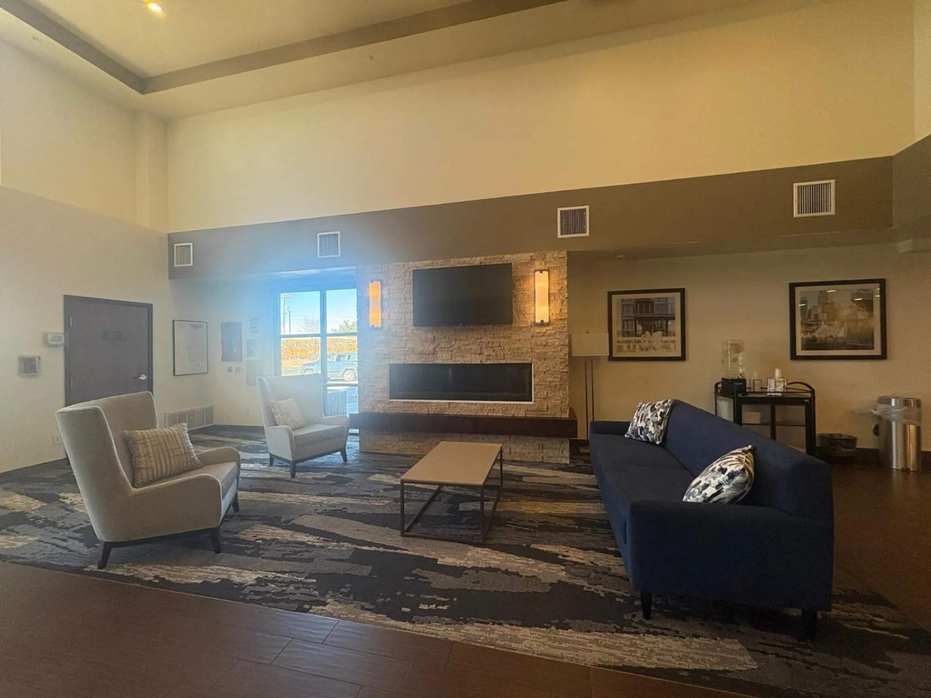 Communal lounge/ TV room in MainStay Suites Near Denver Downtown