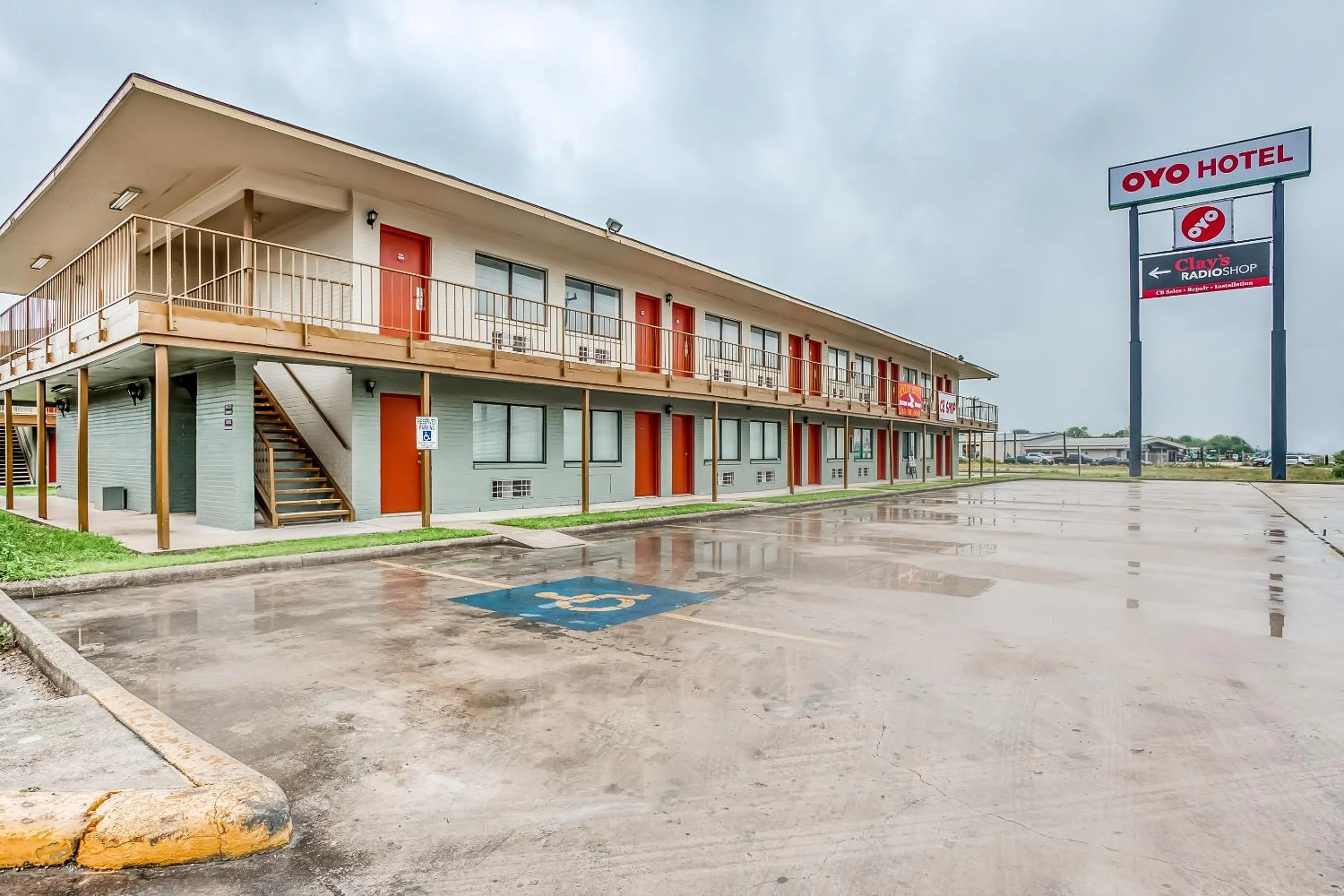 Facade/entrance, Property Building in OYO Hotel San Antonio East