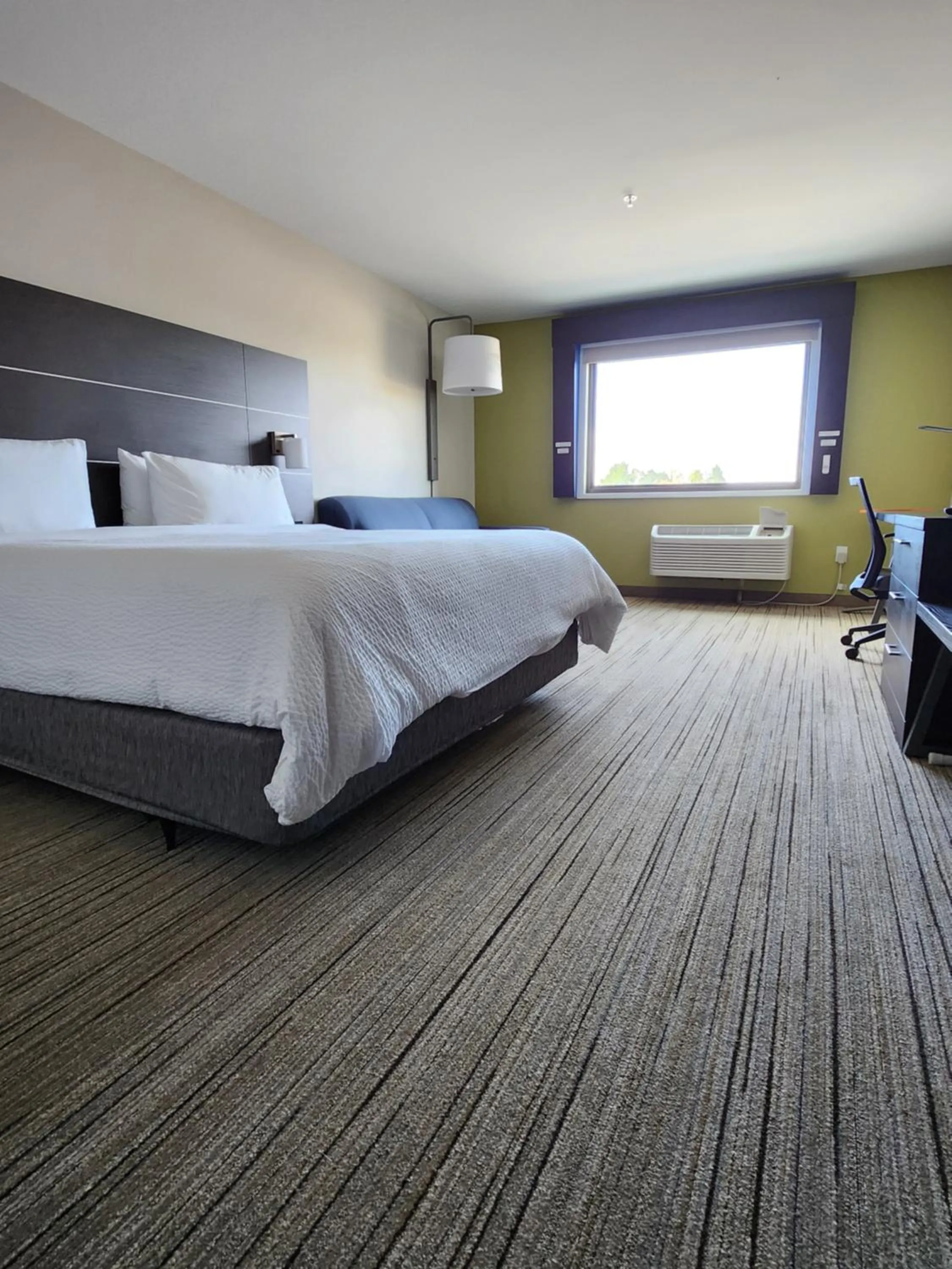 Bedroom, Bed in Holiday Inn Express & Suites - Camas by IHG