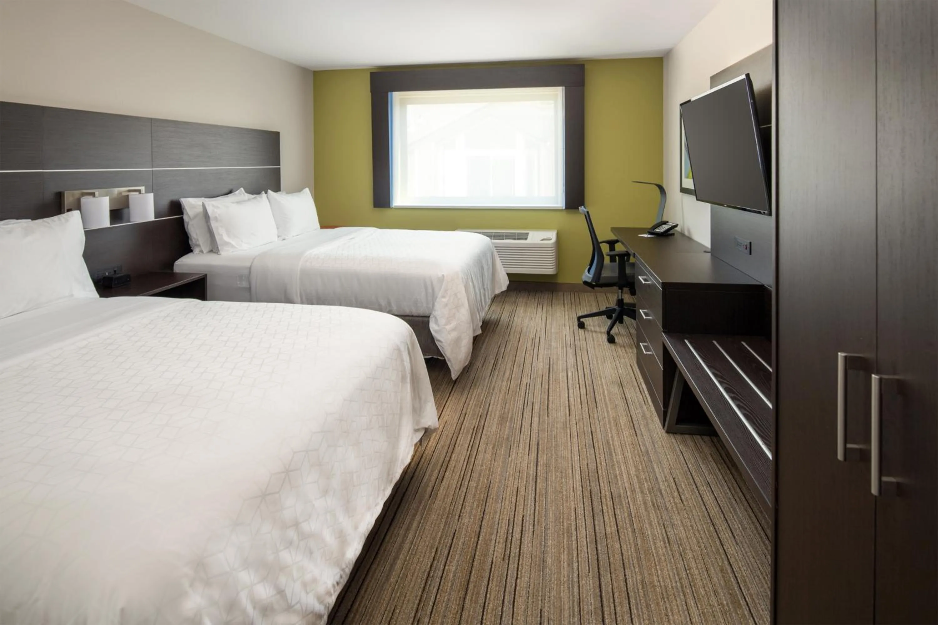 Photo of the whole room, Bed in Holiday Inn Express & Suites - Camas by IHG