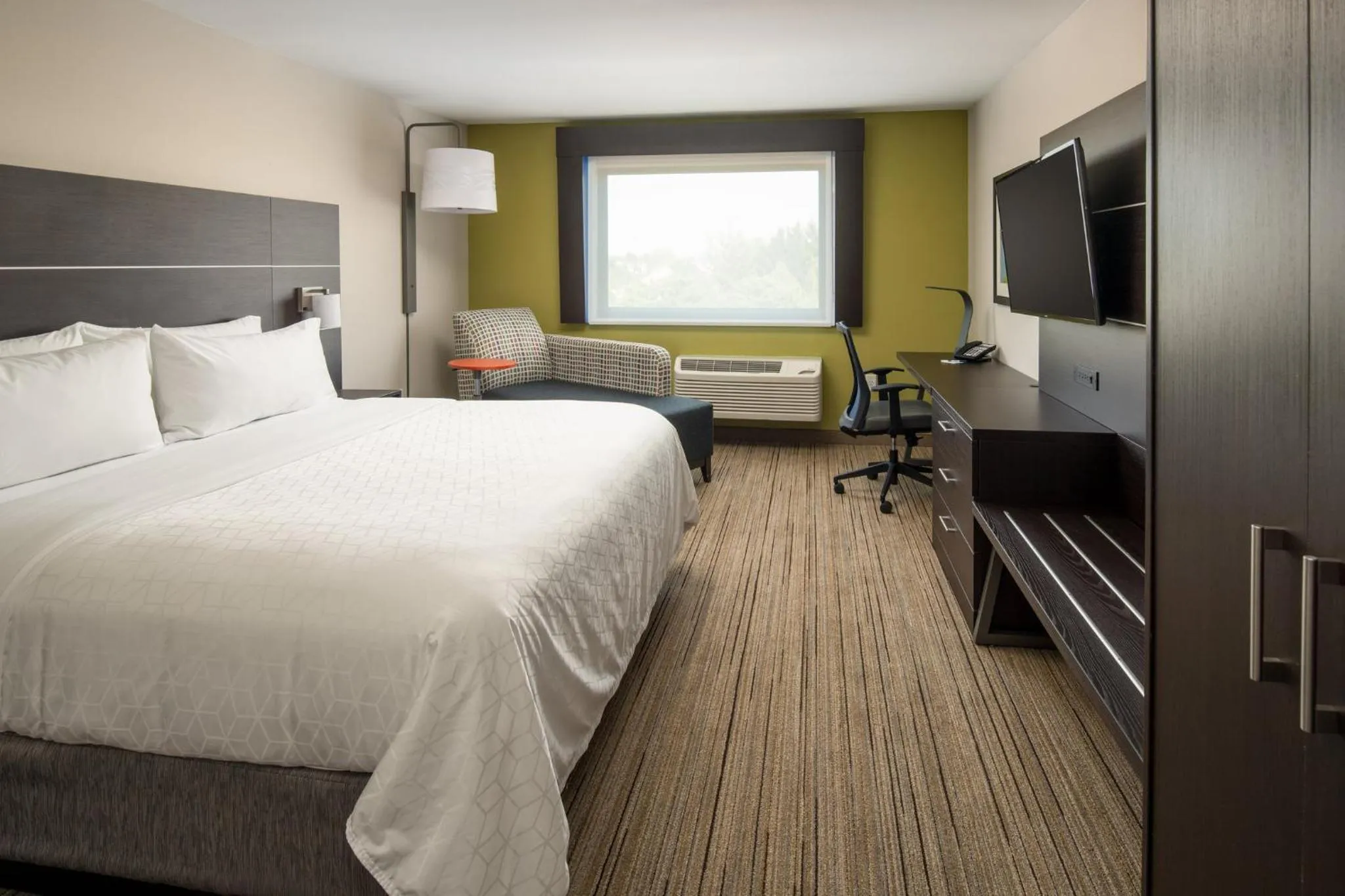 Photo of the whole room, Bed in Holiday Inn Express & Suites - Camas by IHG