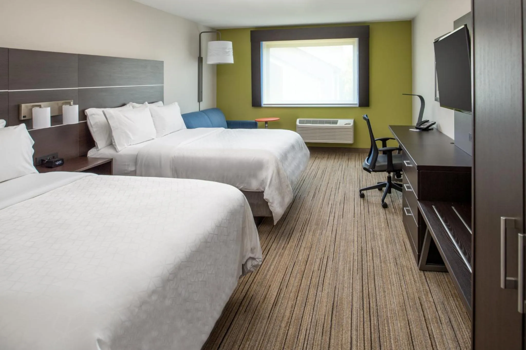 Photo of the whole room, Bed in Holiday Inn Express & Suites - Camas by IHG