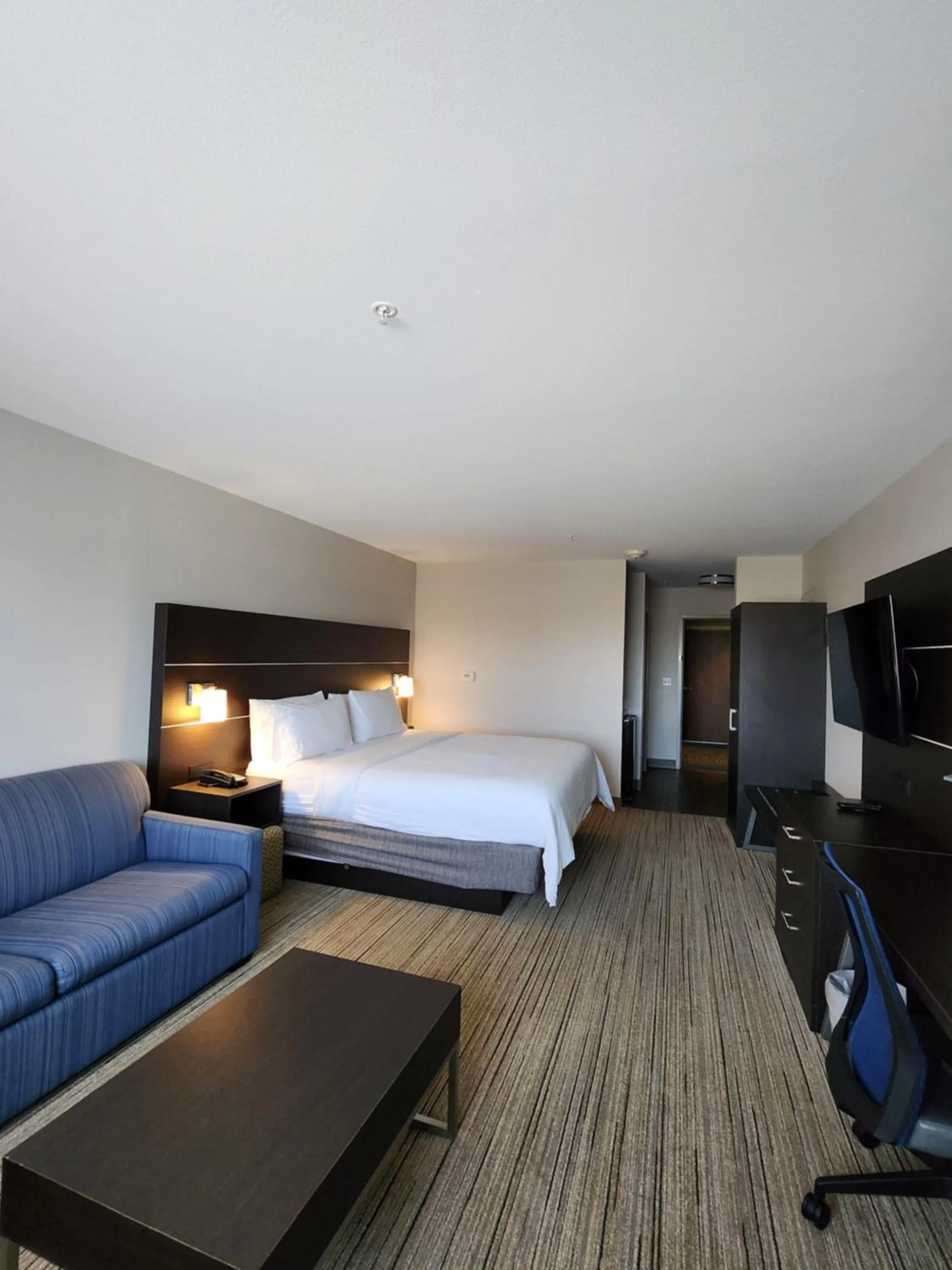 Bedroom, Bed in Holiday Inn Express & Suites - Camas by IHG