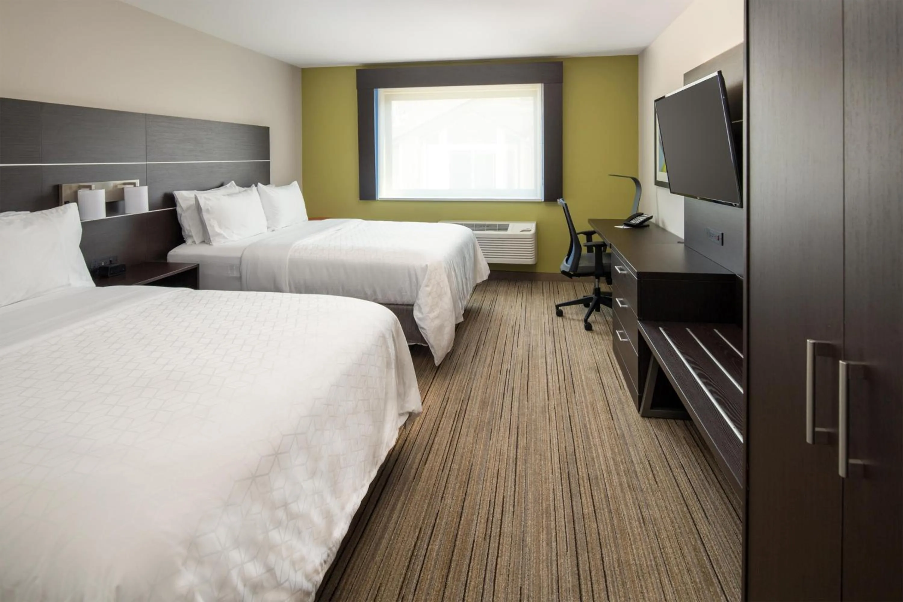 Photo of the whole room, Bed in Holiday Inn Express & Suites - Camas by IHG