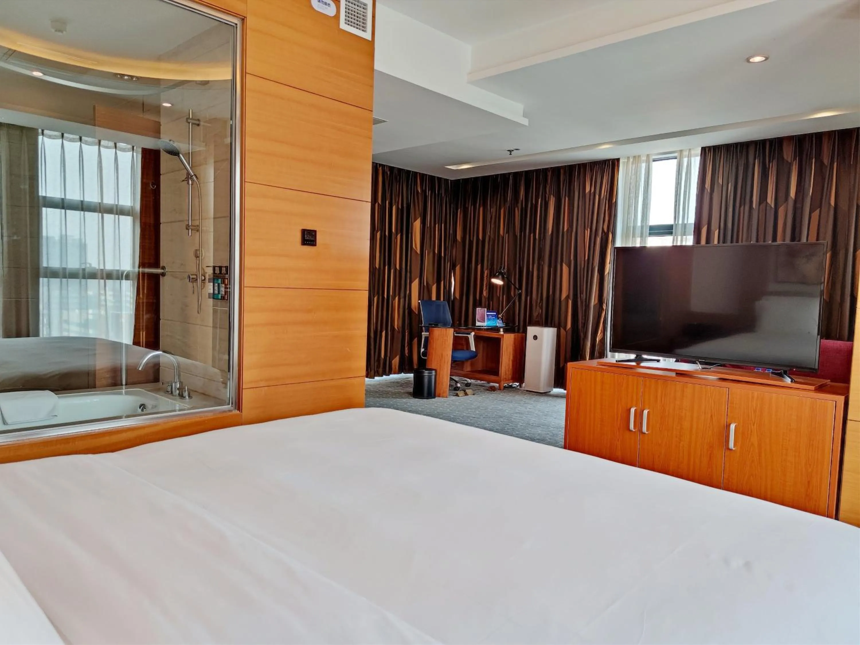 Photo of the whole room, Bed in Holiday Inn Express Beijing Wangjing Center by IHG