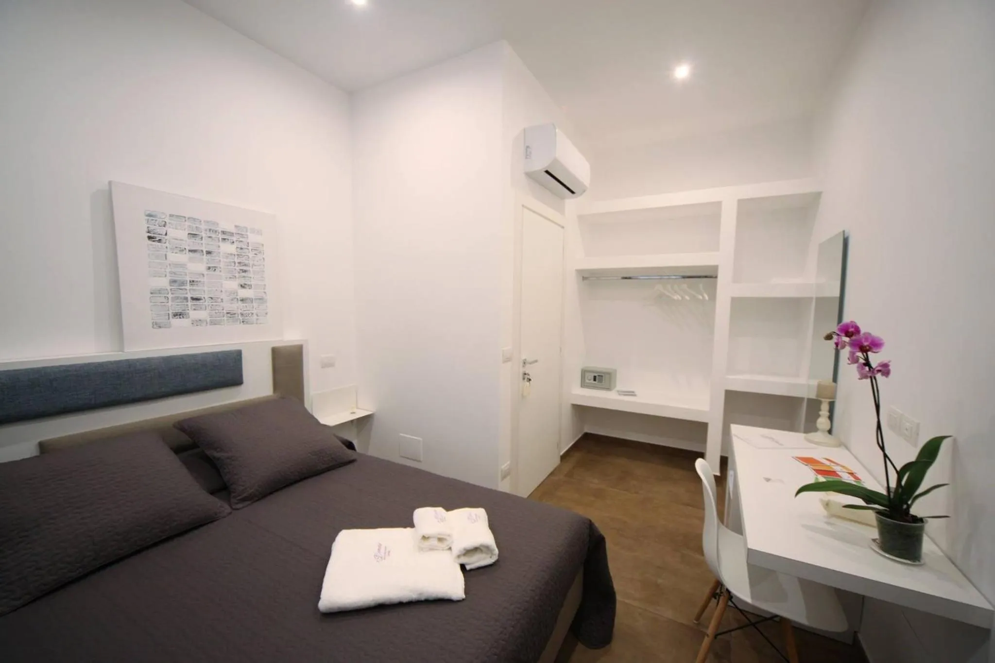 Photo of the whole room, Bed in Essence