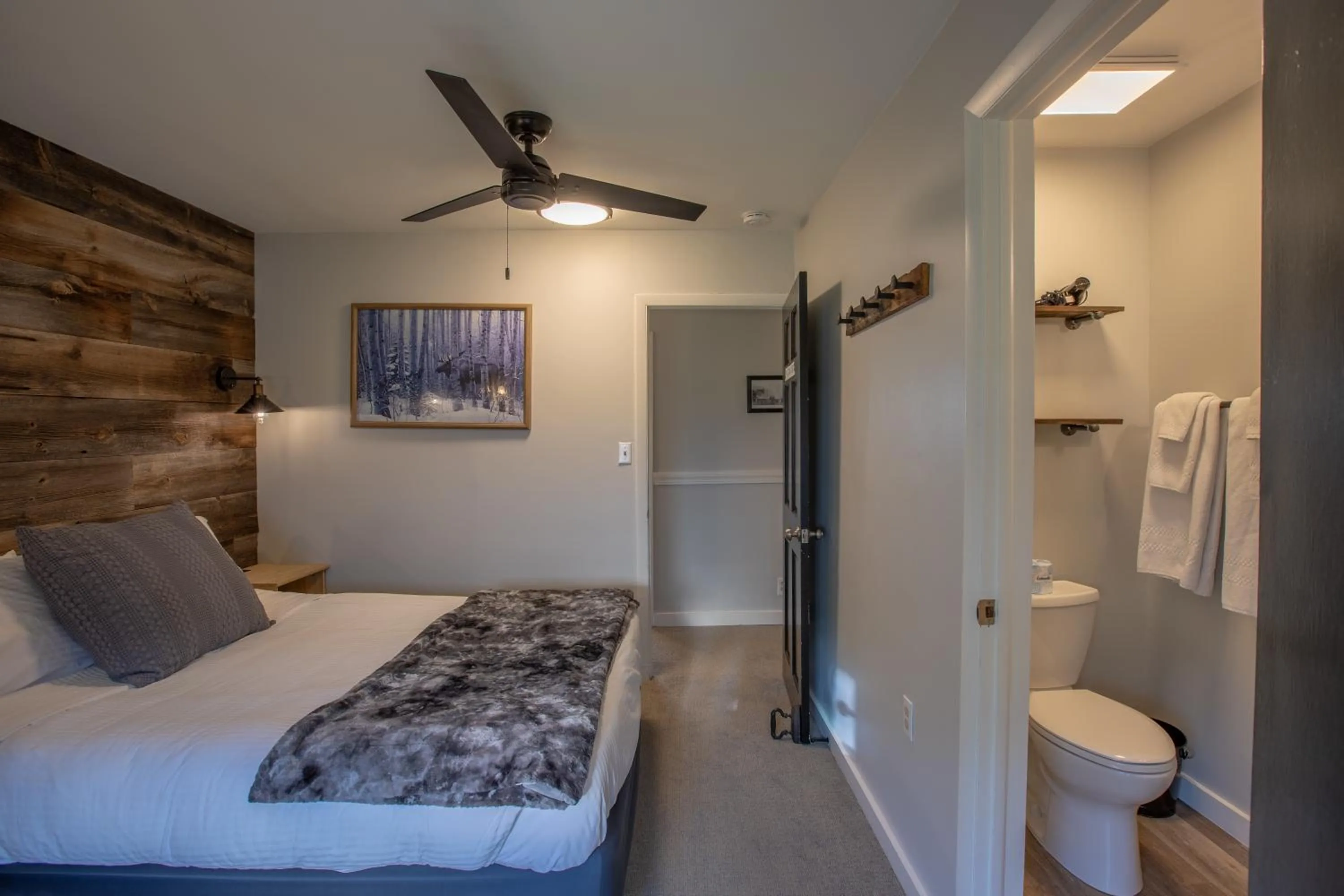 Bathroom, Bed in Purple Mountain Bed & Breakfast & Spa