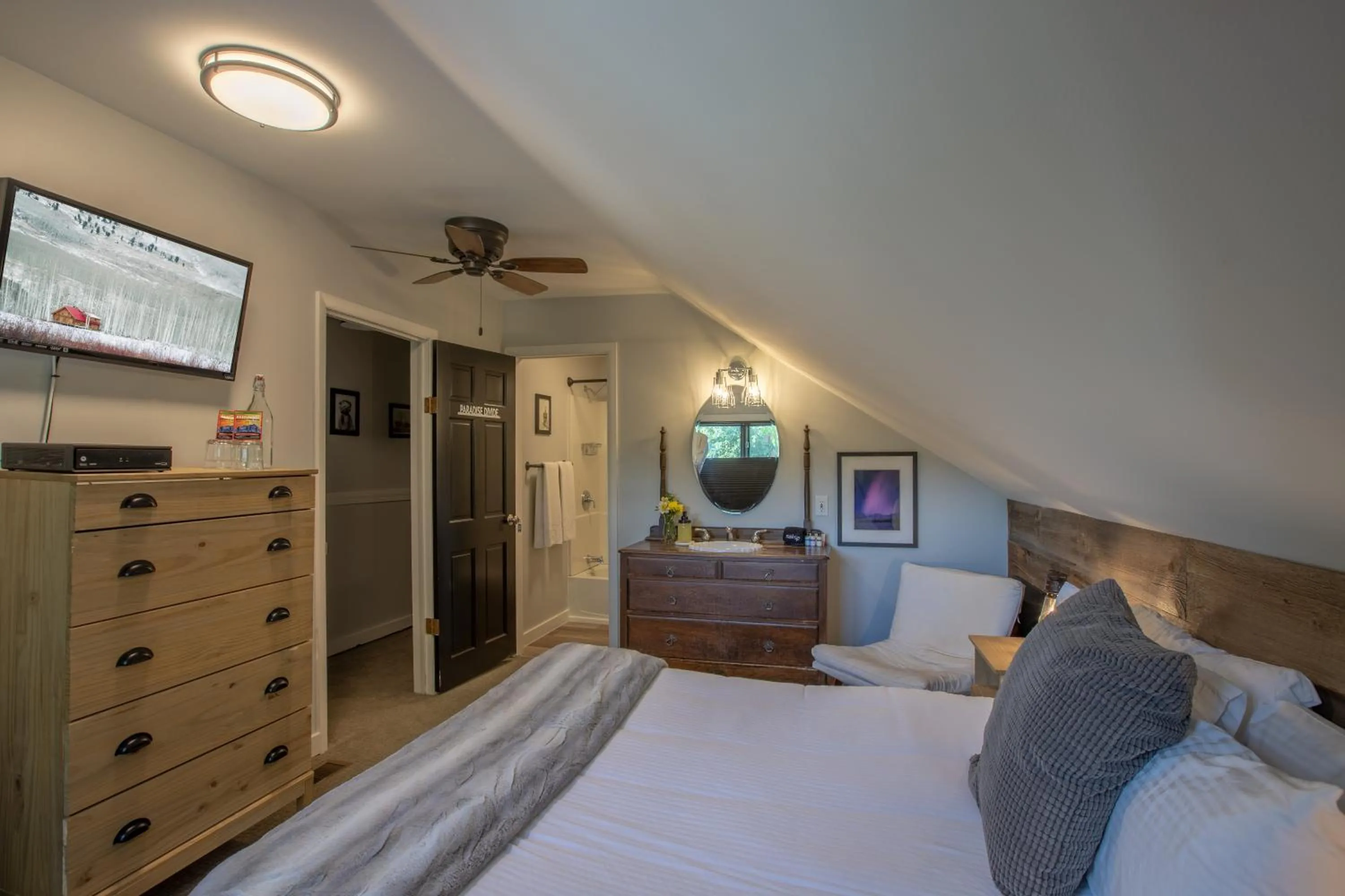 Bedroom, Bed in Purple Mountain Bed & Breakfast & Spa