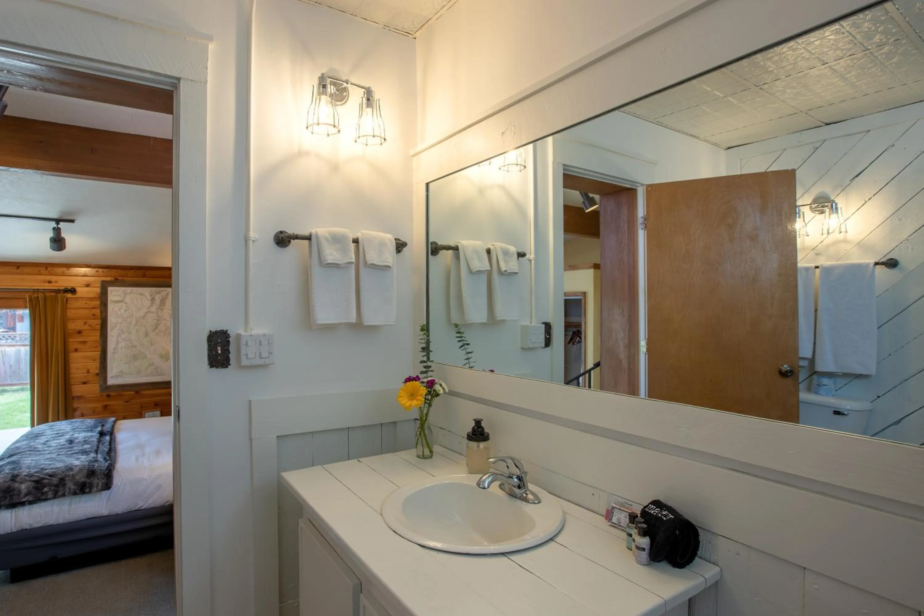 Bathroom, Bed in Purple Mountain Bed & Breakfast & Spa