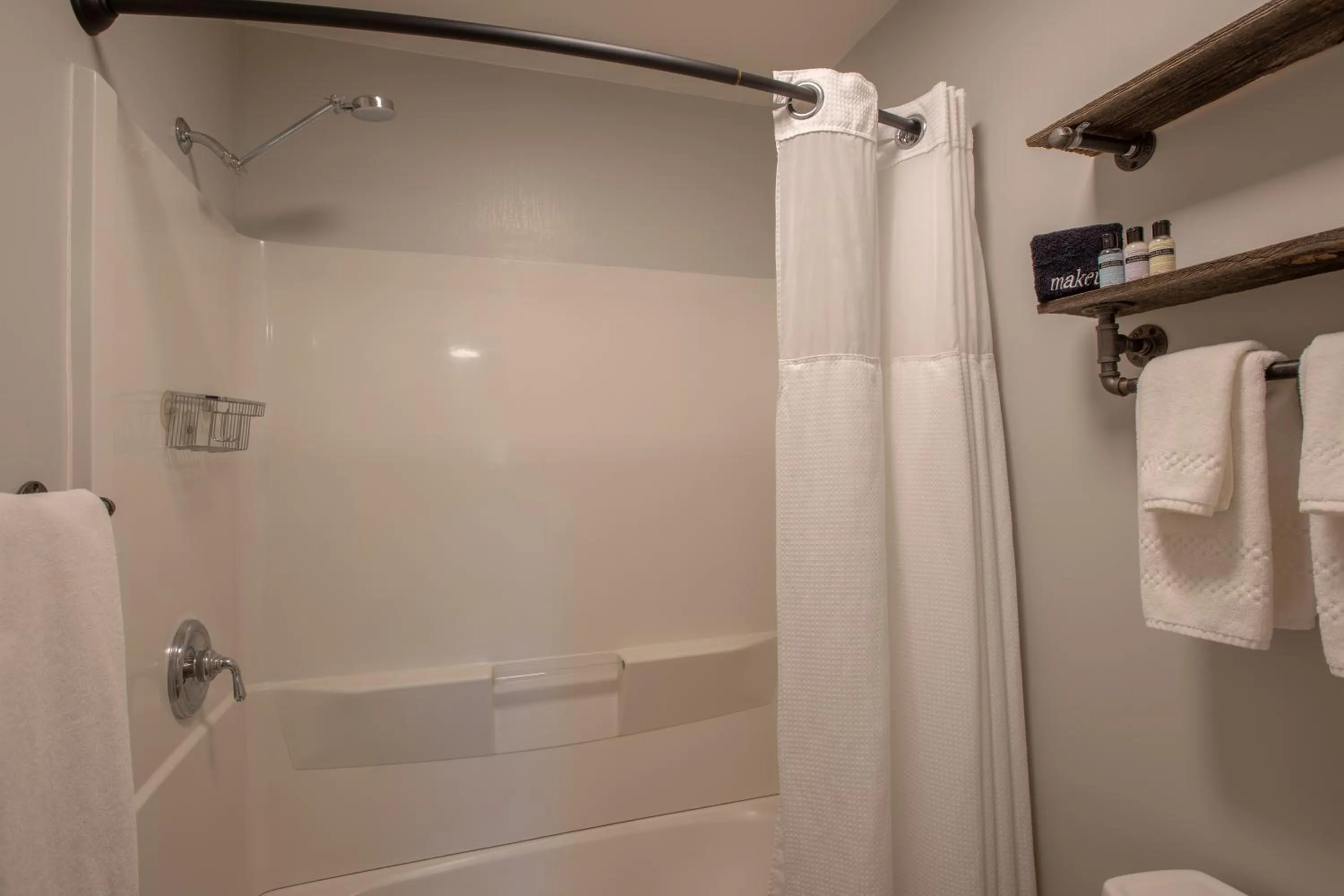 Bathroom in Purple Mountain Bed & Breakfast & Spa