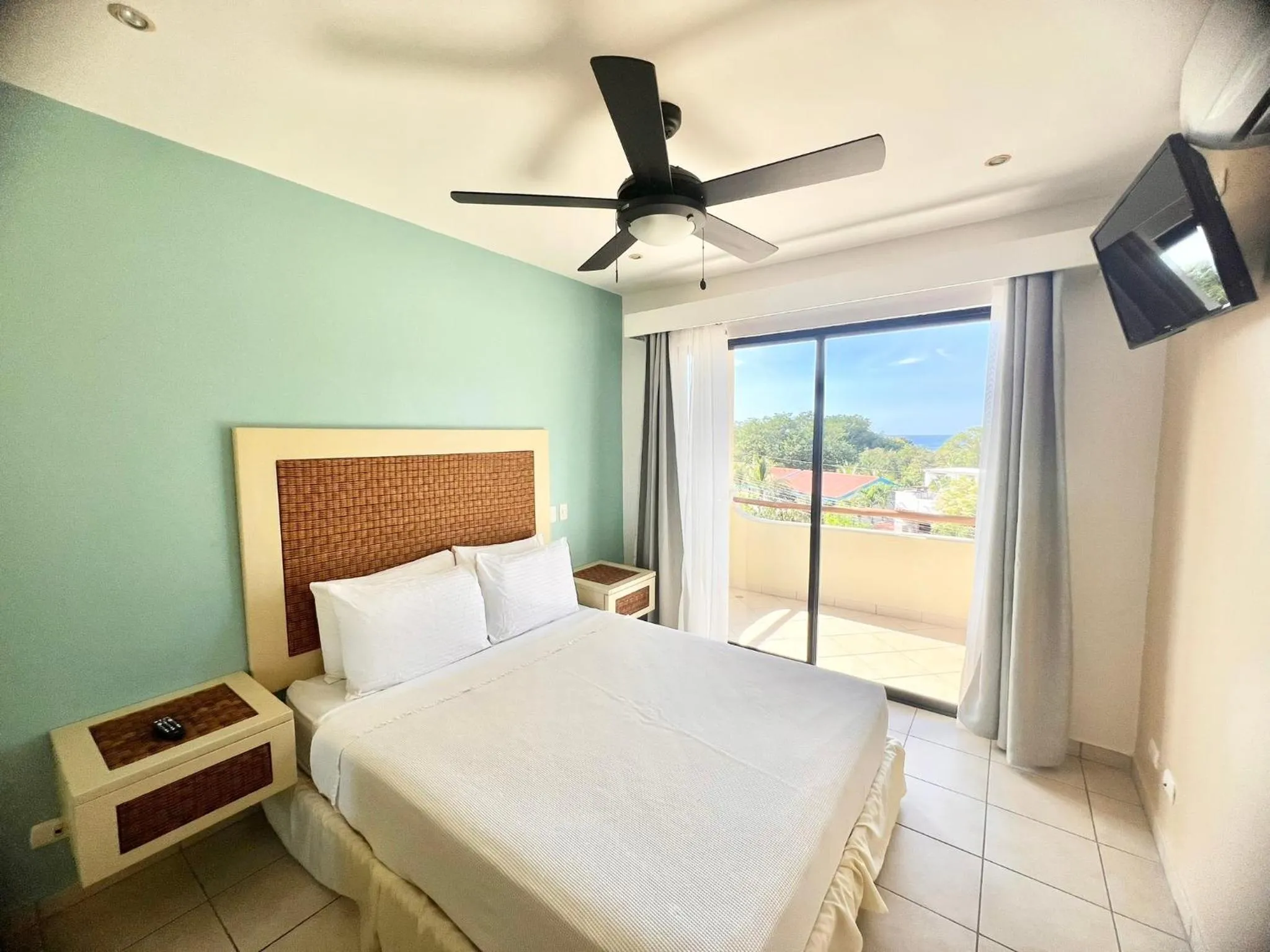 Balcony/Terrace, Bed in Tropical Gardens Suites and Apartments