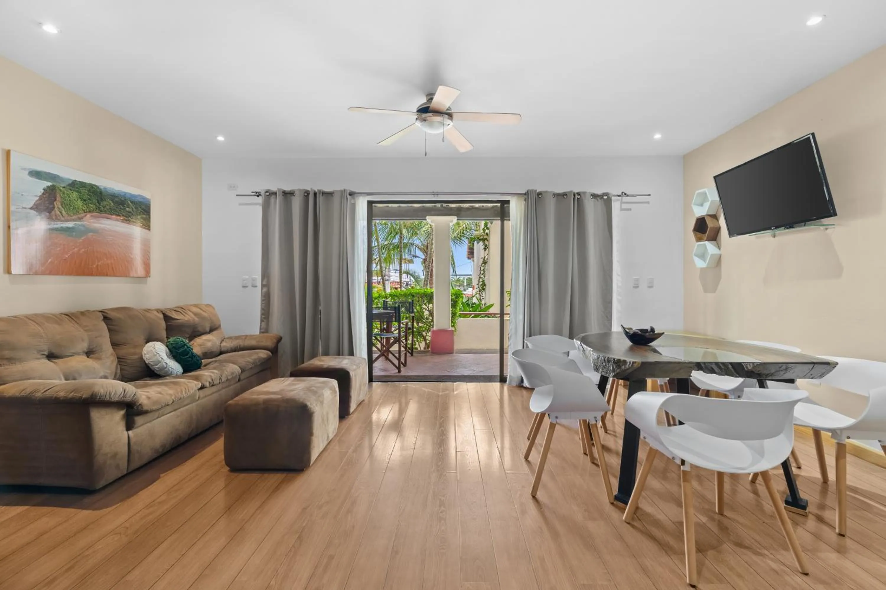 TV and multimedia in Tropical Gardens Suites and Apartments