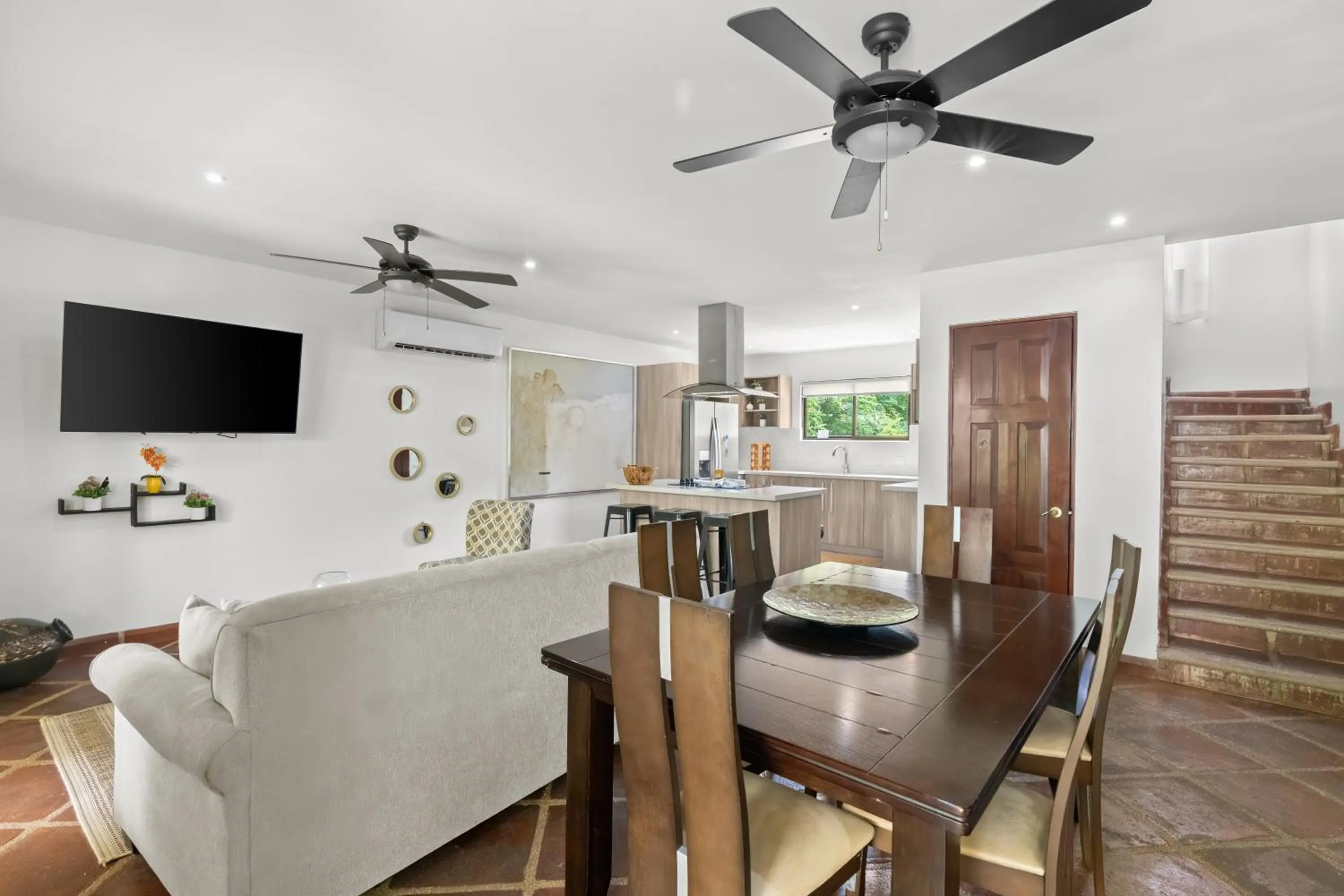 TV and multimedia in Tropical Gardens Suites and Apartments