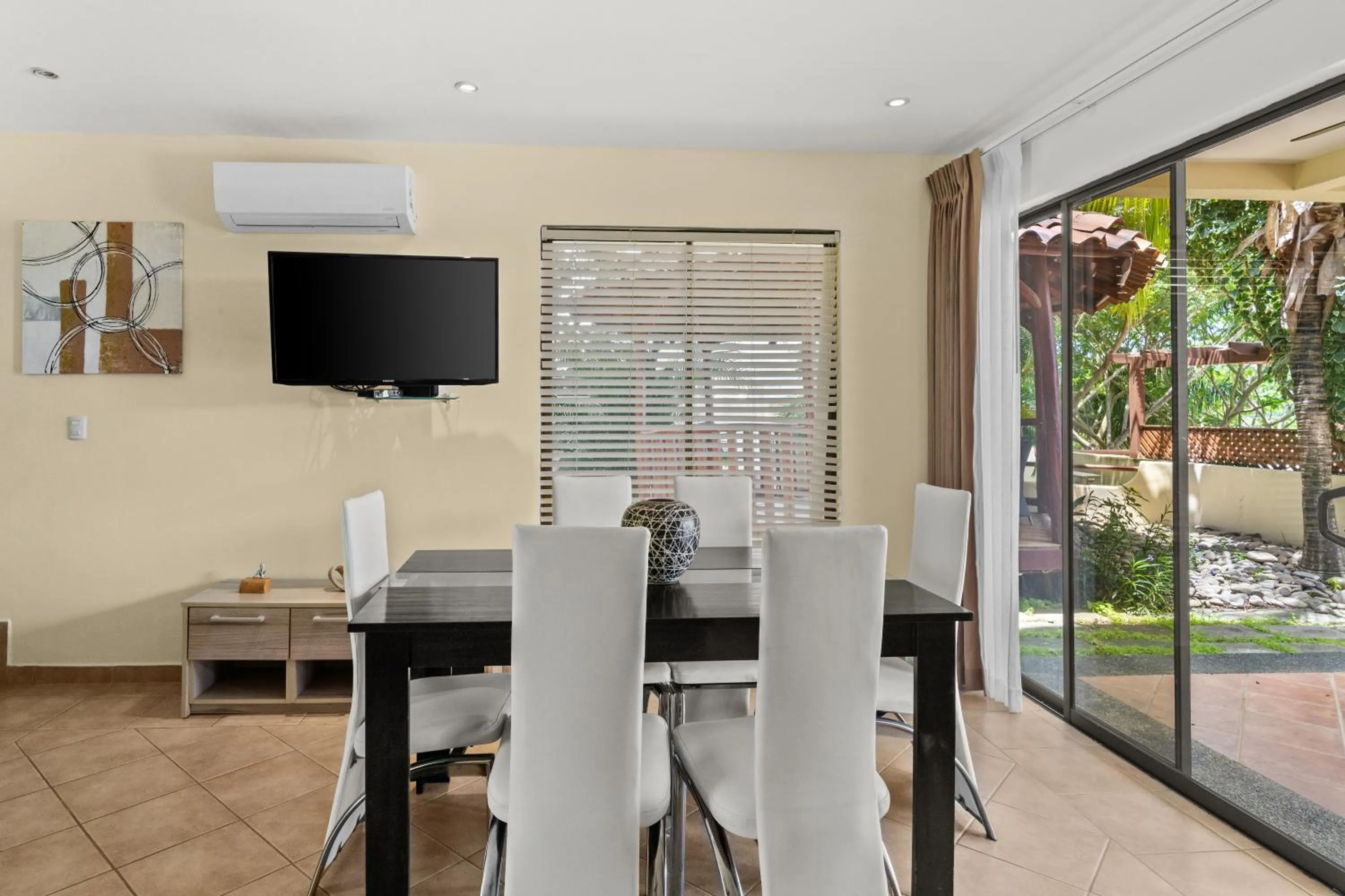 TV and multimedia in Tropical Gardens Suites and Apartments