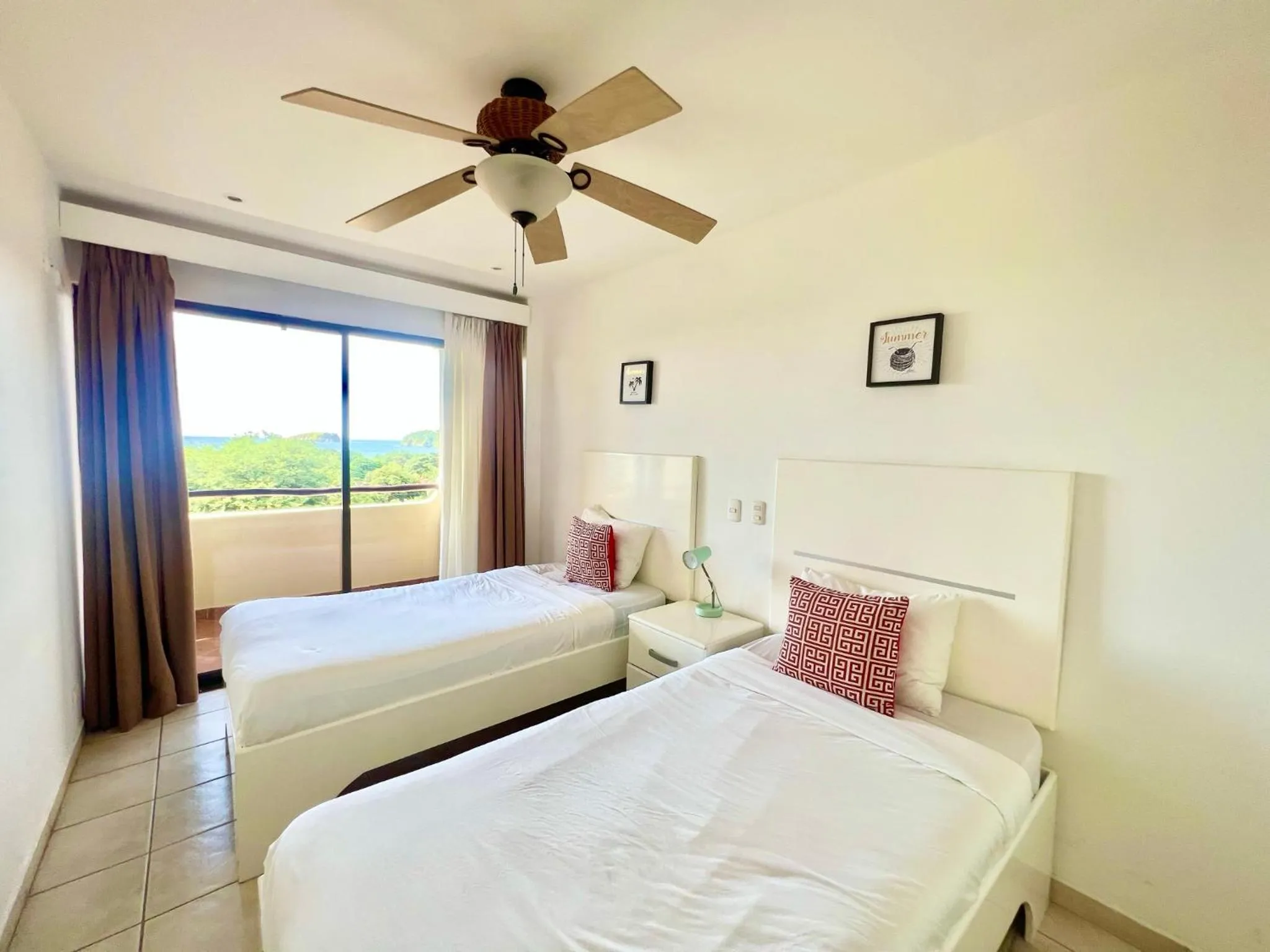 Bedroom, Bed in Tropical Gardens Suites and Apartments