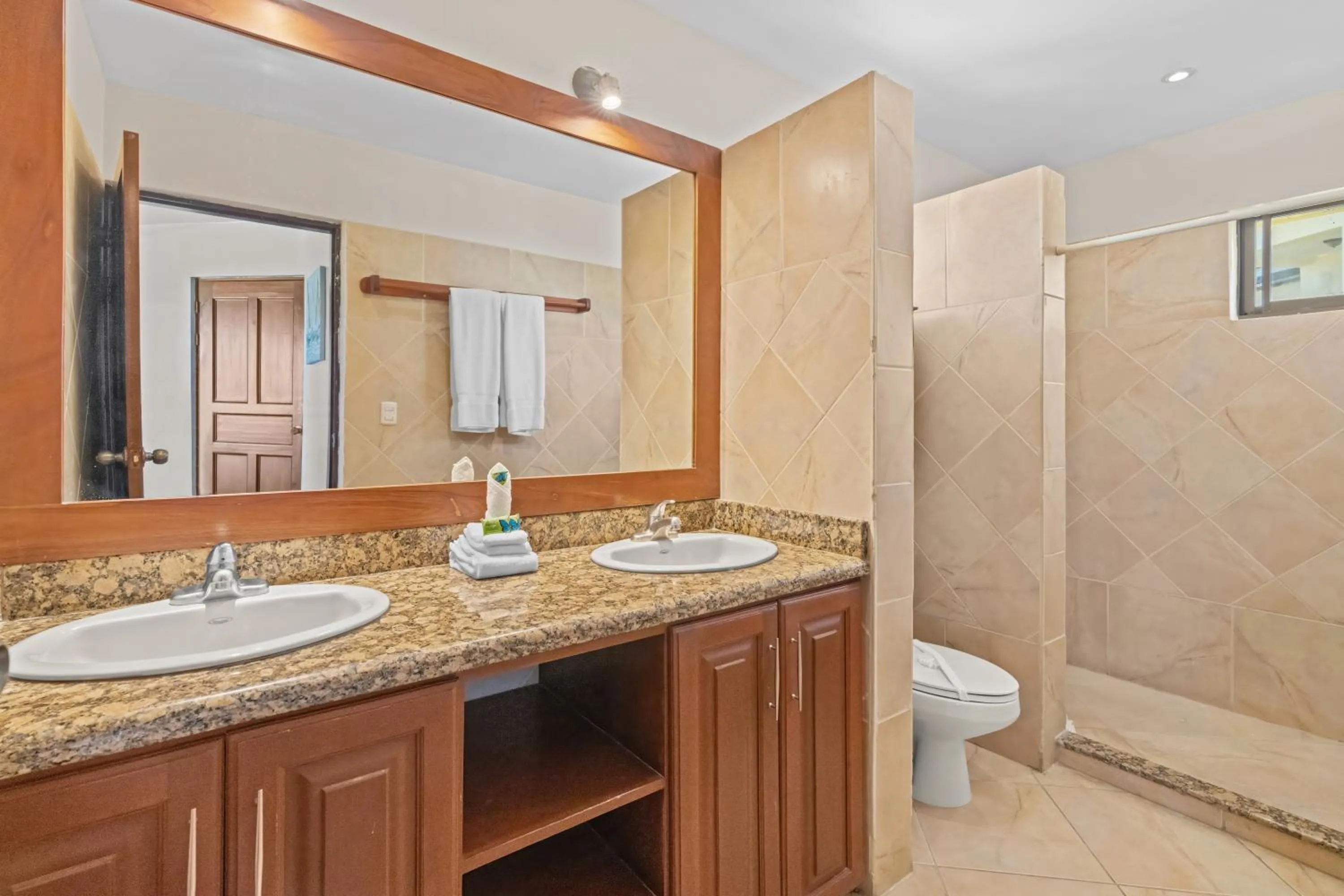 Bathroom in Tropical Gardens Suites and Apartments