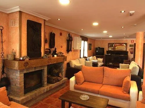 Communal lounge/ TV room in Hotel & Spa Villa de Mestas