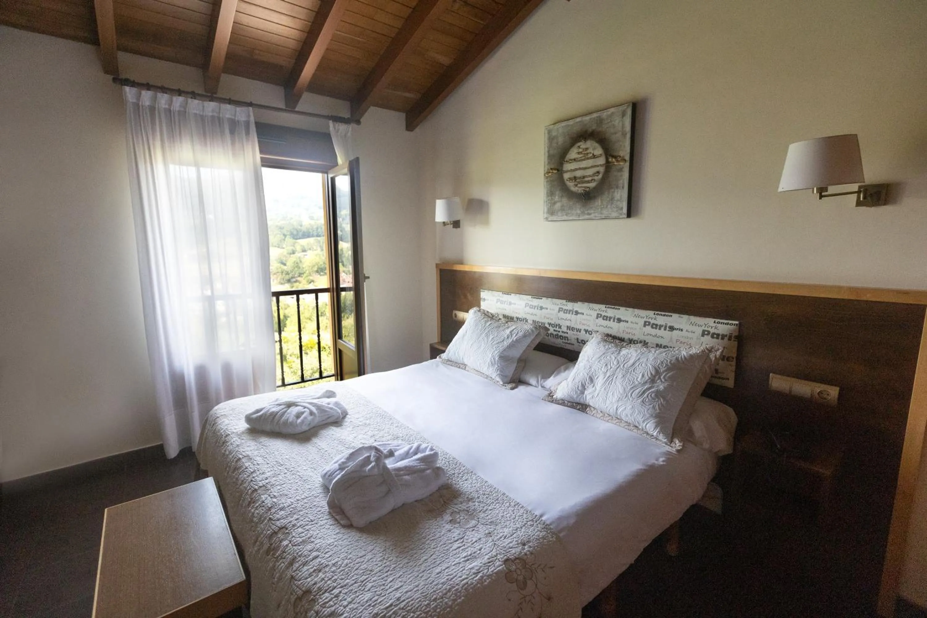 Bed in Hotel & Spa Villa de Mestas