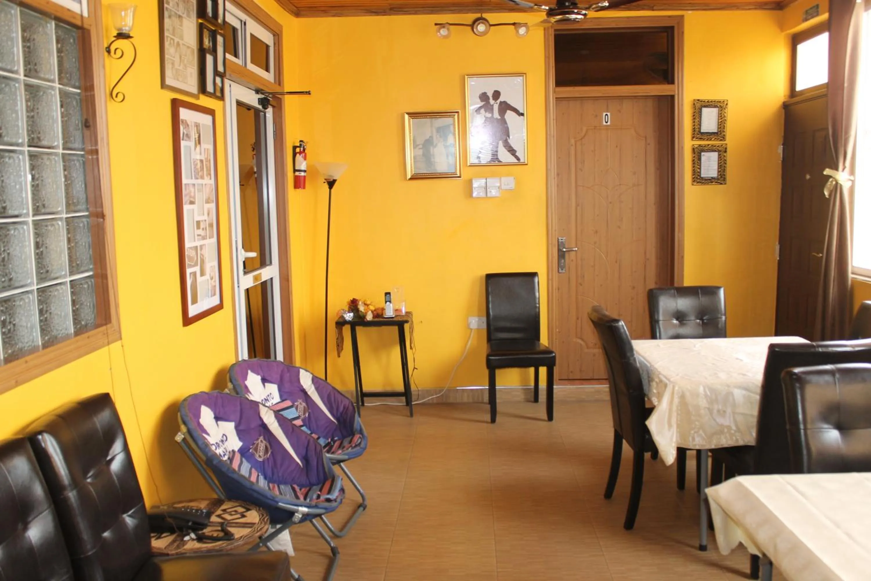 Restaurant/places to eat in Jesiwa B's Little Palace