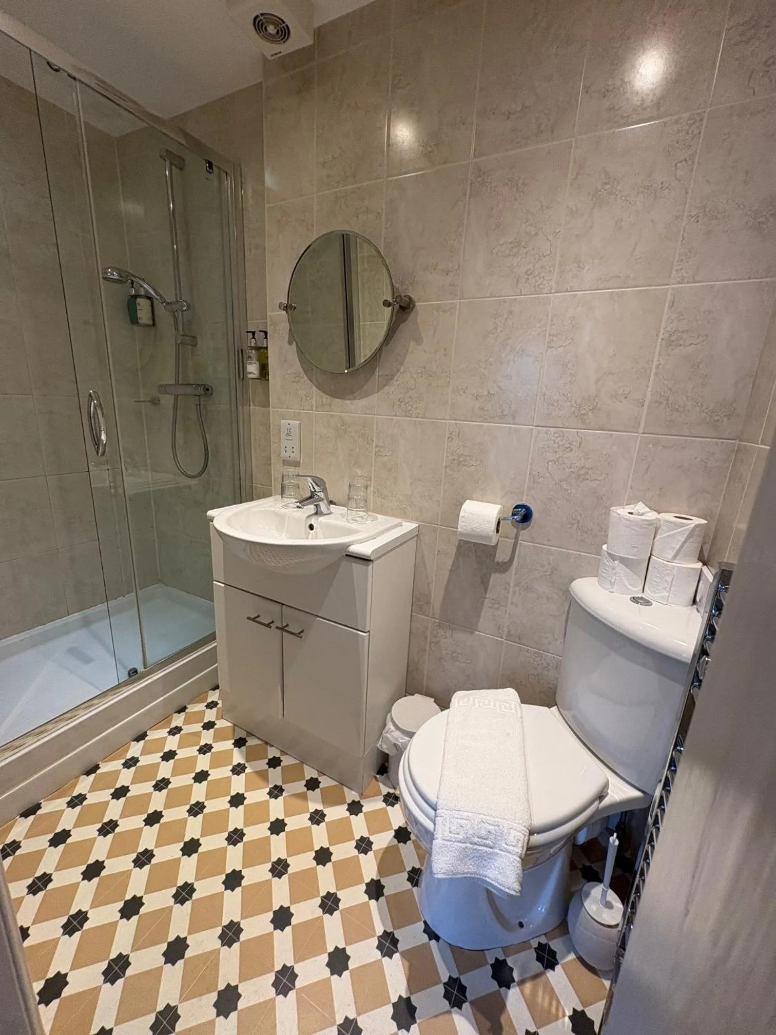 Shower in Hedley House Hotel & Apartments