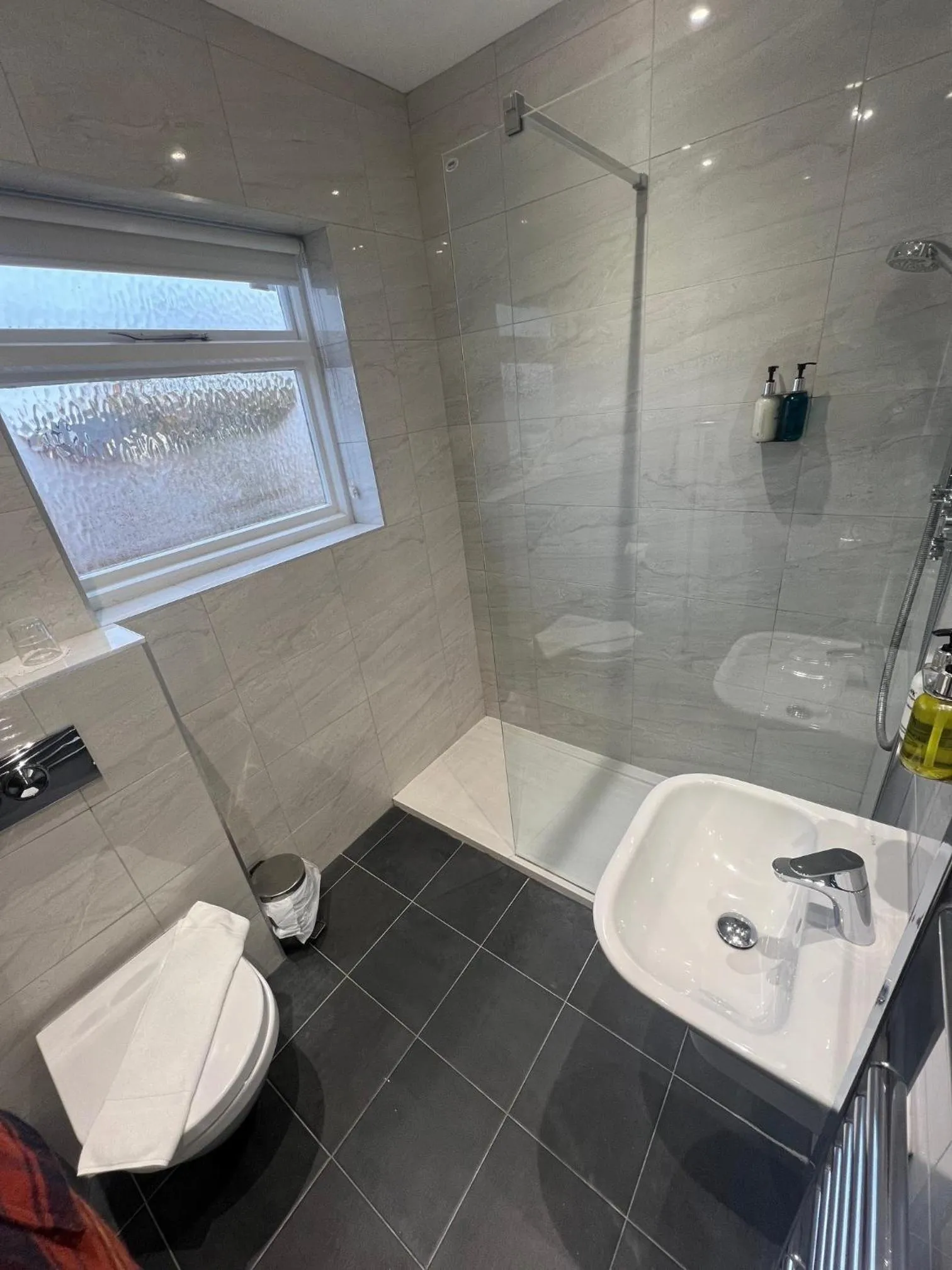 Shower in Hedley House Hotel & Apartments