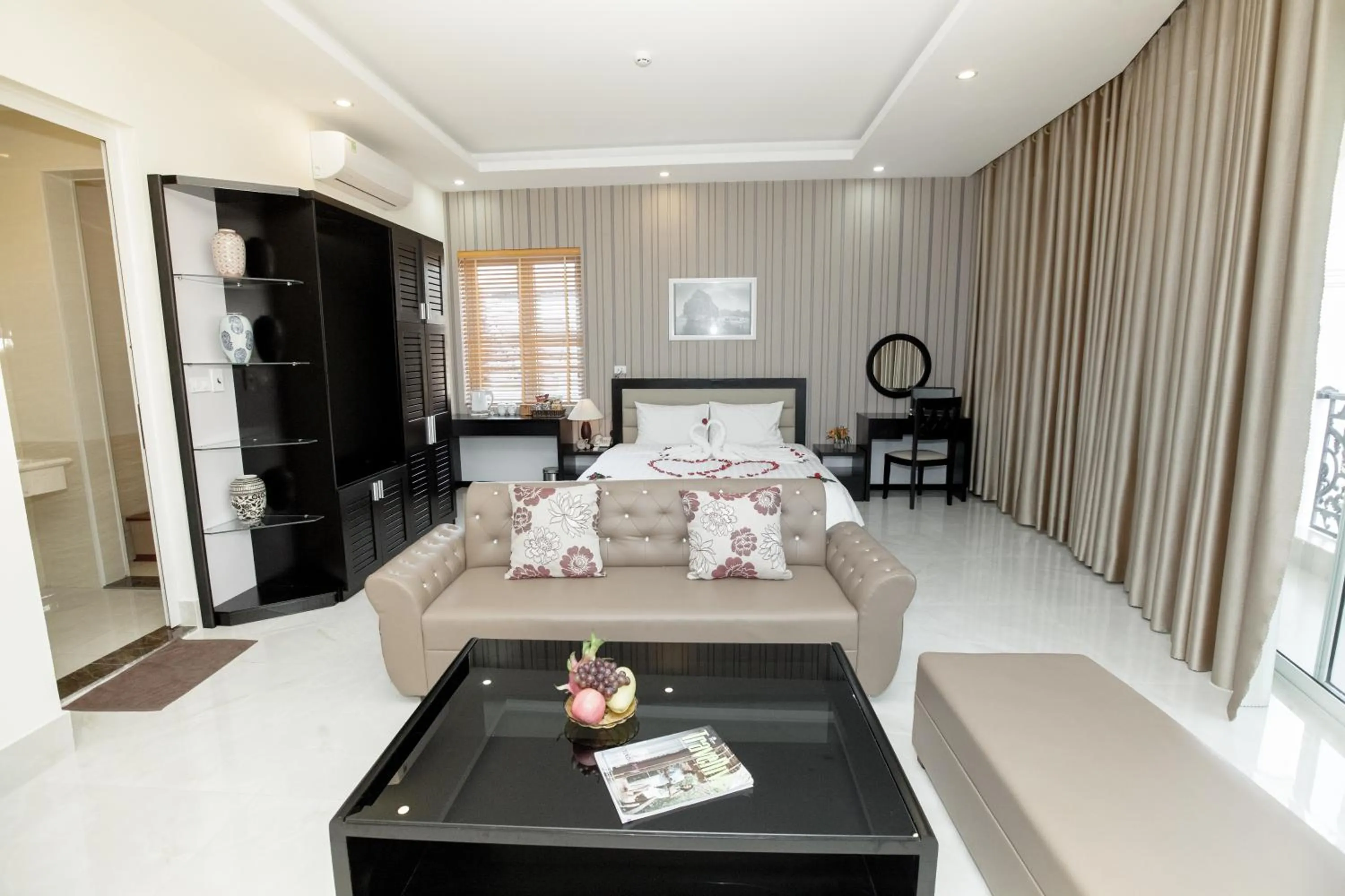 Bedroom, Bed in HalongSeoul Hotel