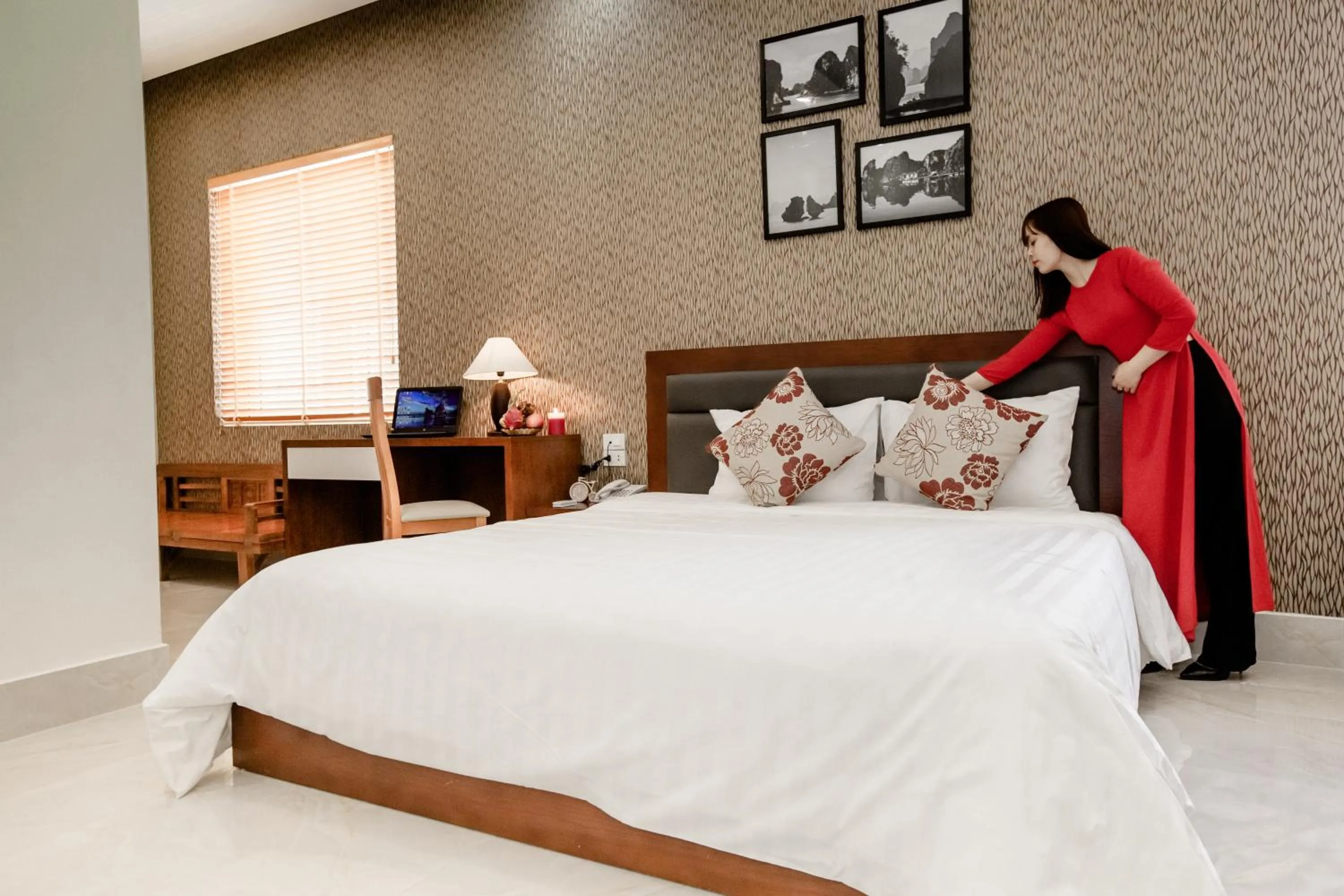 Bedroom, Bed in HalongSeoul Hotel