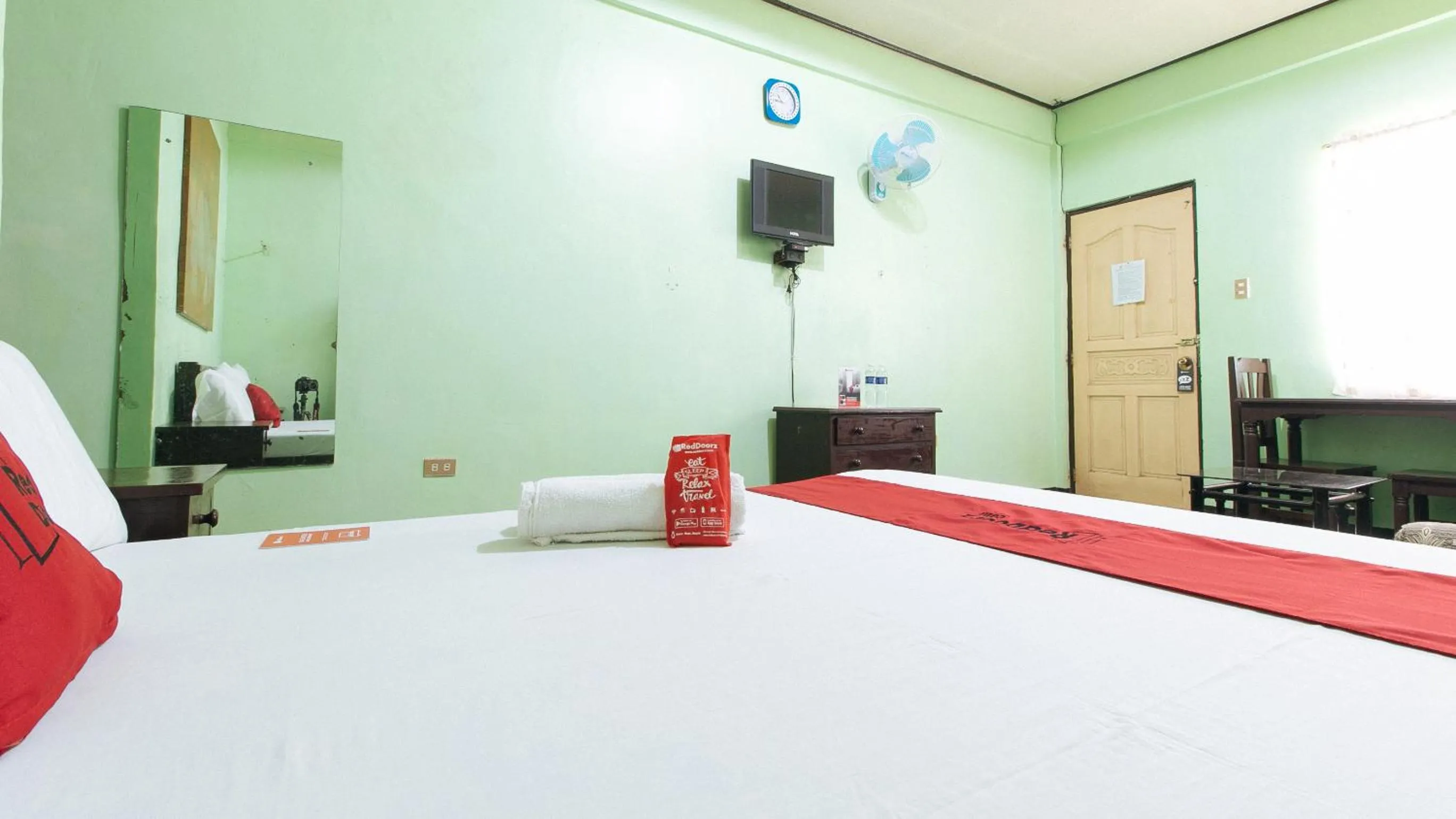 Bed in RedDoorz @ Western Highway Lodge Hotel