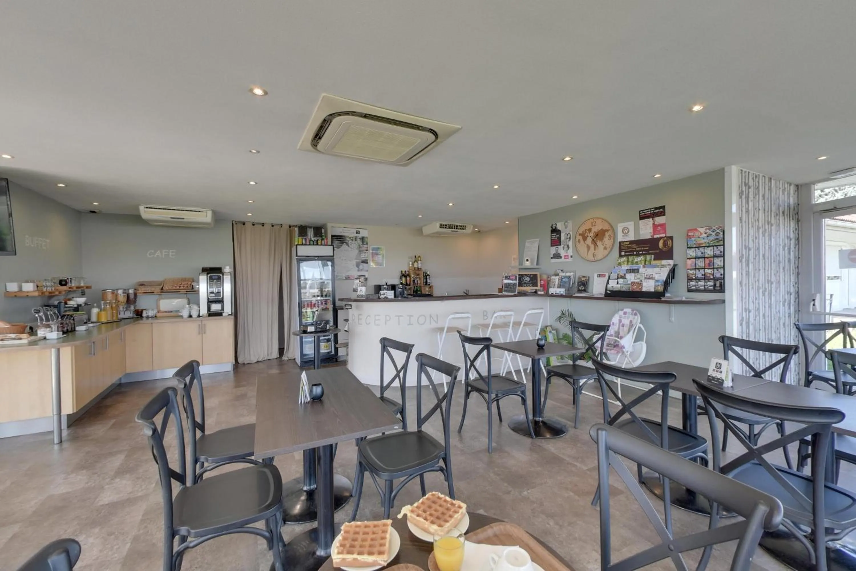 Breakfast in Fasthotel Well Inn Mâcon sud - un hôtel FH Confort