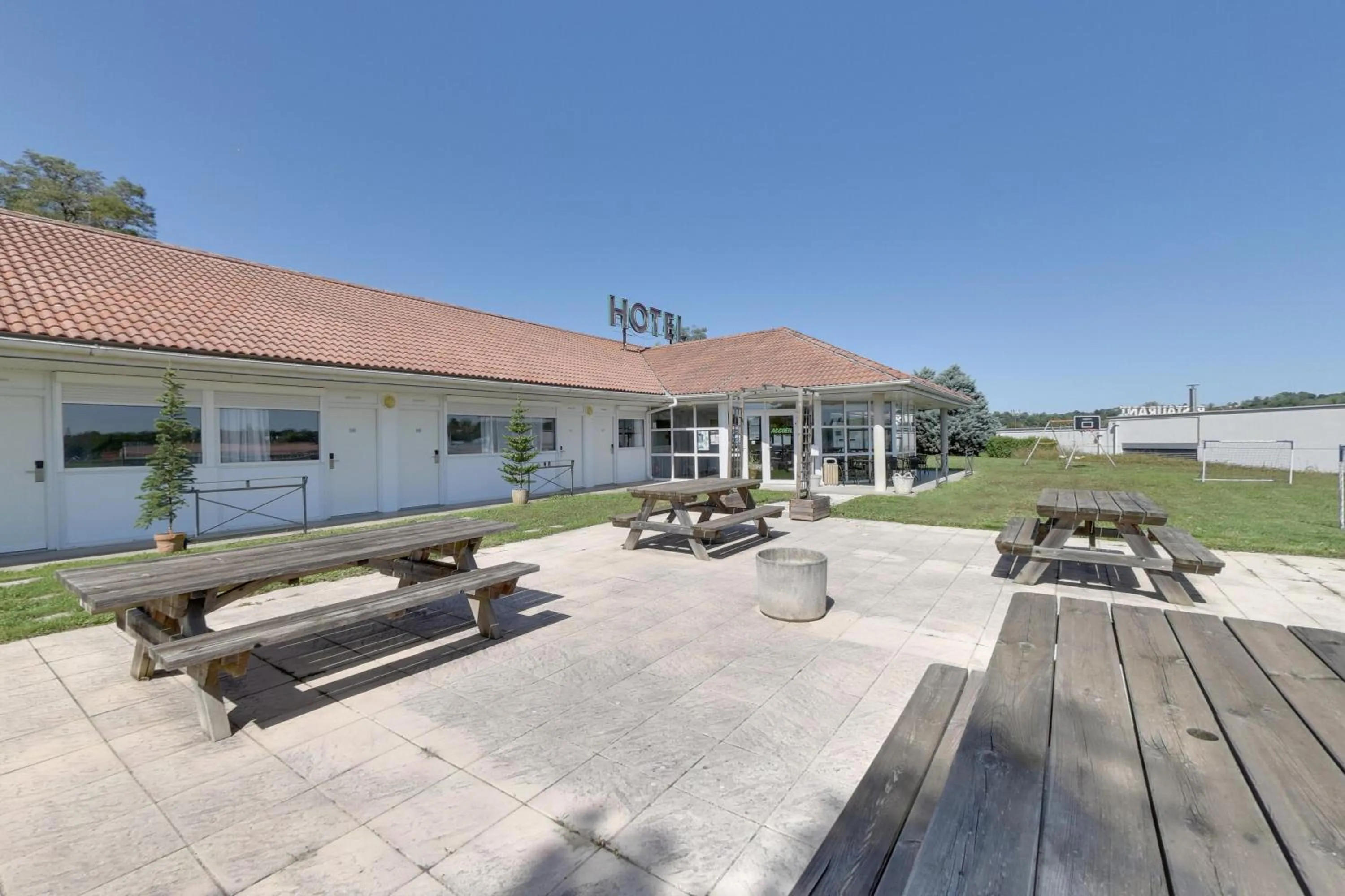 Patio in Fasthotel Well Inn Mâcon sud - un hôtel FH Confort