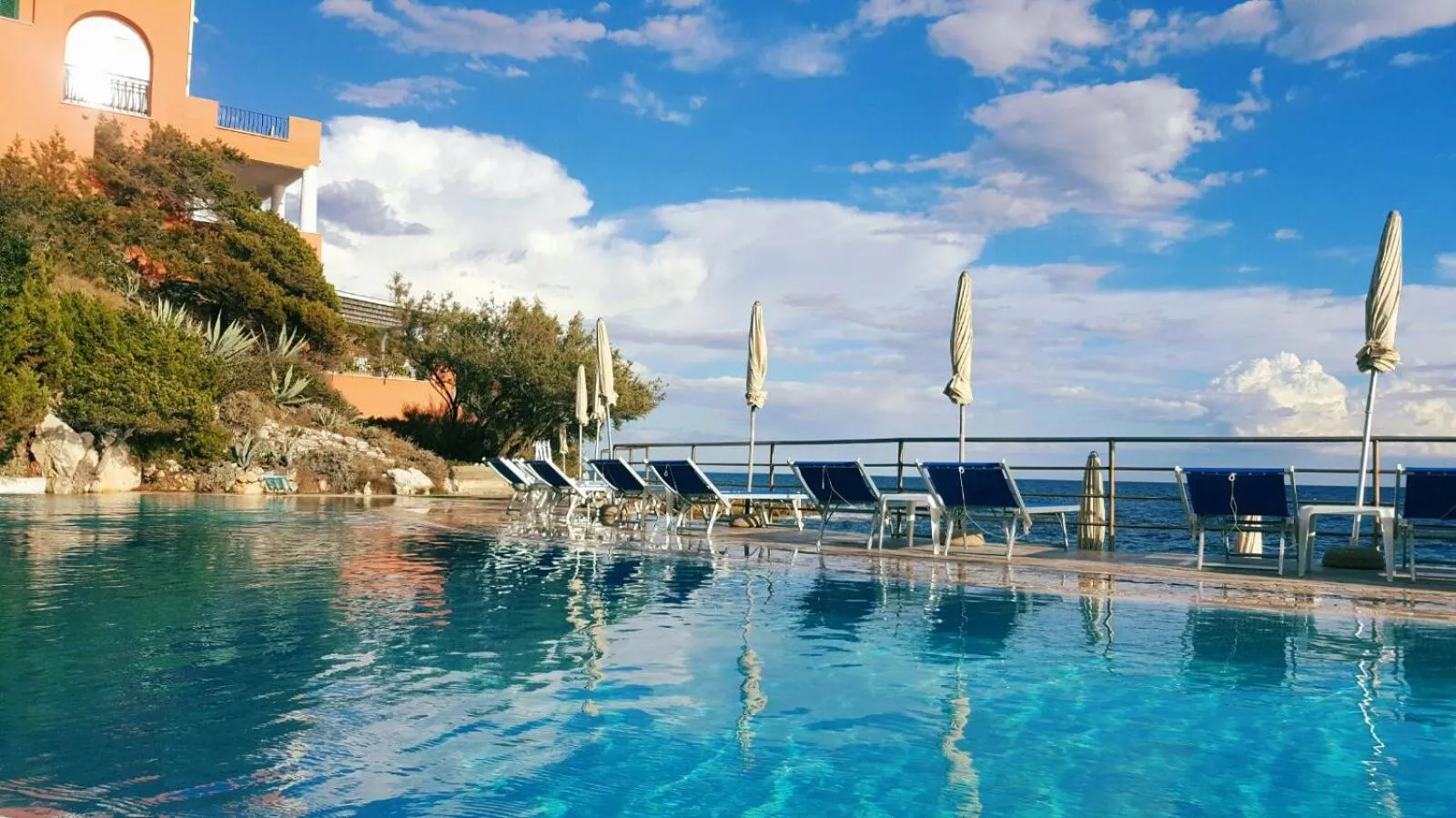 Swimming pool in Hotel Punta Rossa